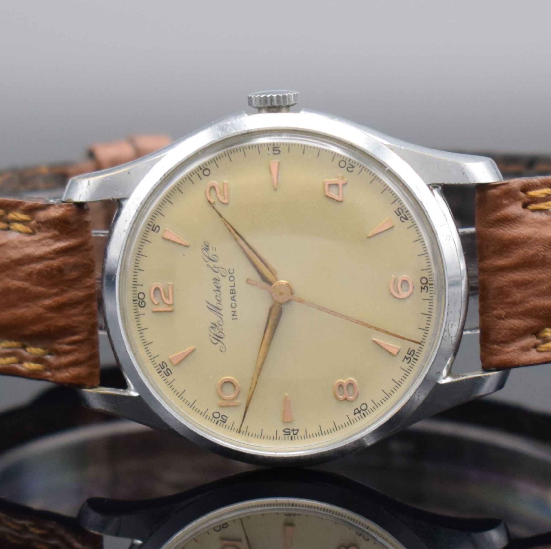Detail a: HENRY MOSER & Cie Herrenarmbanduhr, Schweiz um 1950, 3-tlg. verchromtes Geh., Glasrand & Boden aufgedr., schönes matt vers. Zifferbl., rotgold. ...