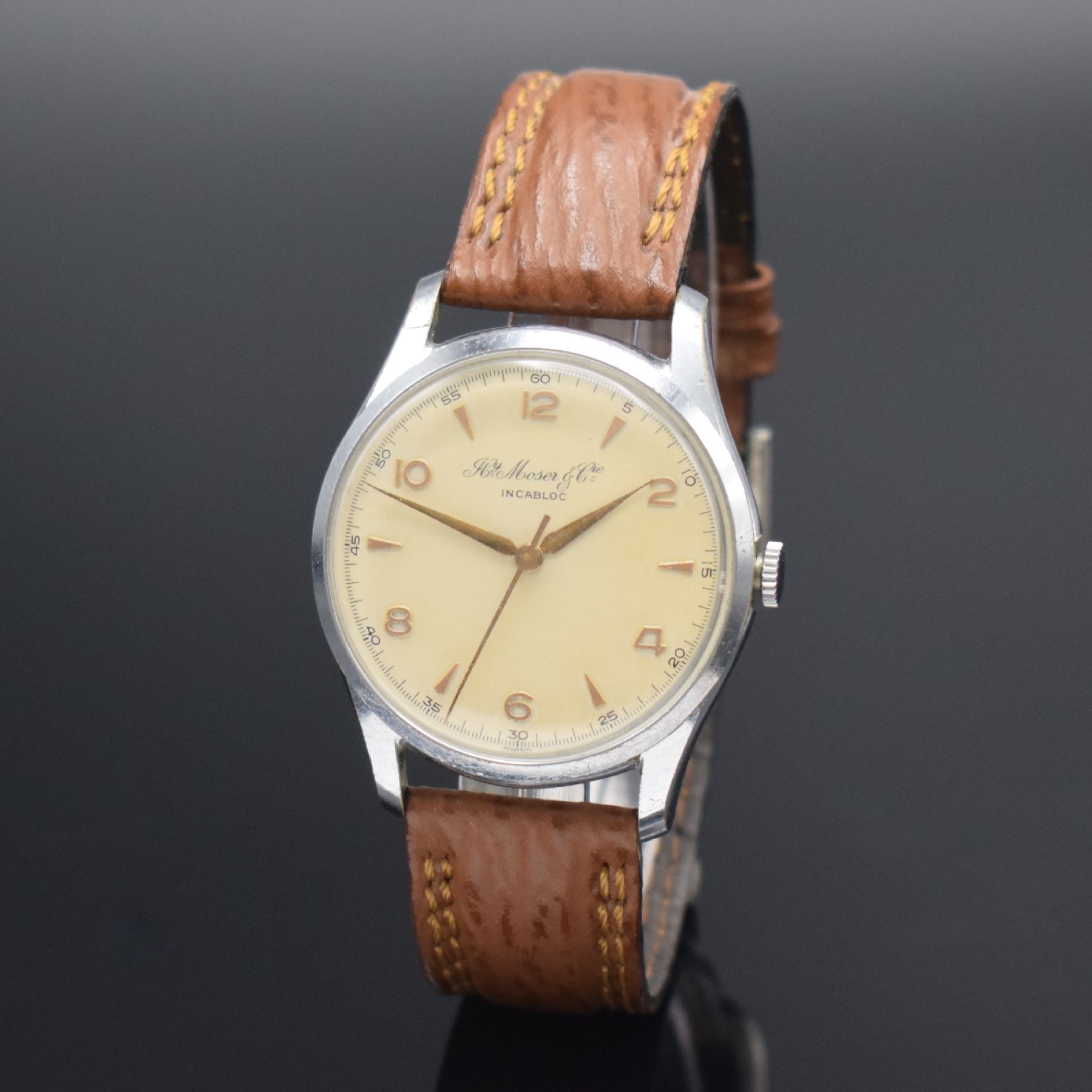Detail b: HENRY MOSER & Cie Herrenarmbanduhr, Schweiz um 1950, 3-tlg. verchromtes Geh., Glasrand & Boden aufgedr., schönes matt vers. Zifferbl., rotgold. ...