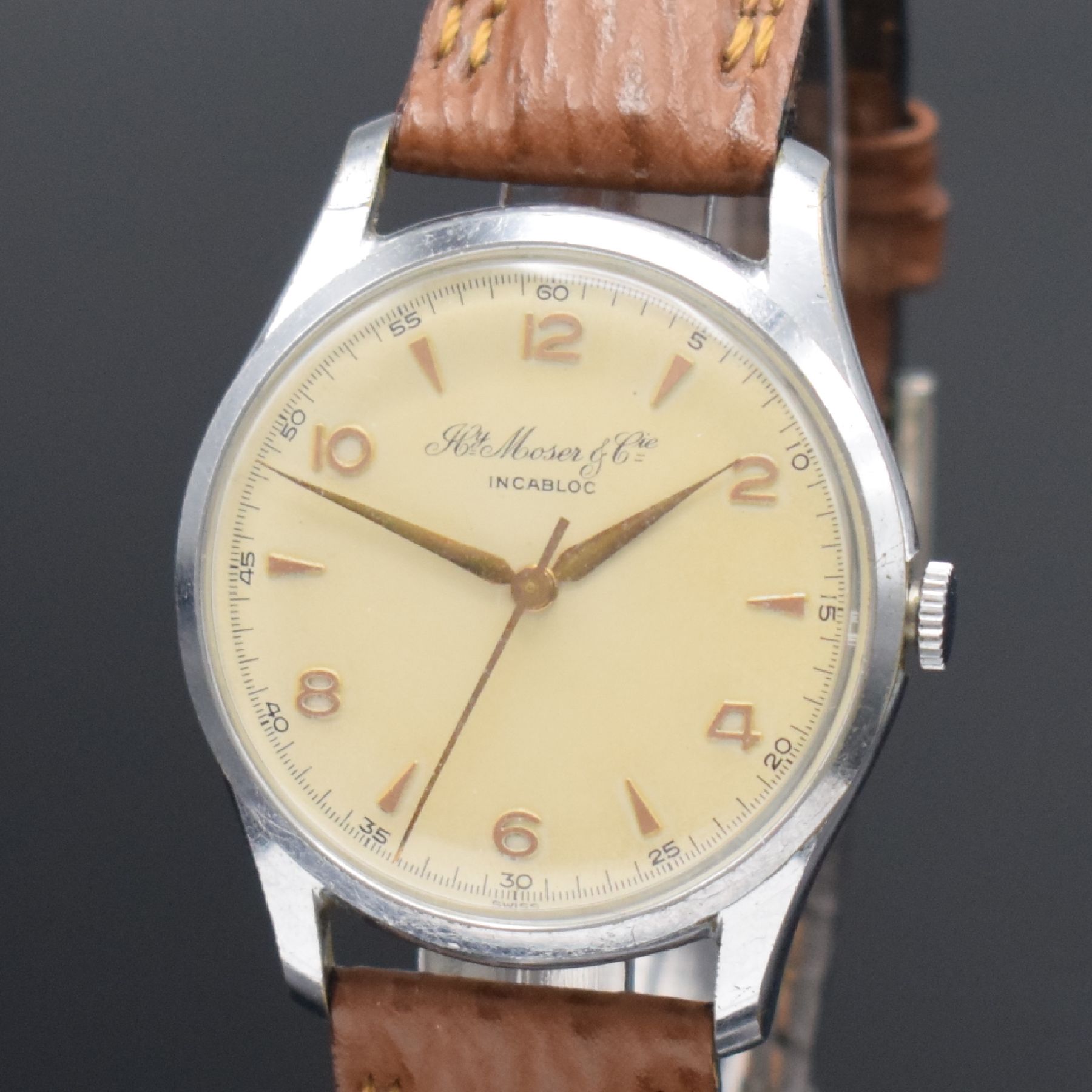Detail c: HENRY MOSER & Cie Herrenarmbanduhr, Schweiz um 1950, 3-tlg. verchromtes Geh., Glasrand & Boden aufgedr., schönes matt vers. Zifferbl., rotgold. ...