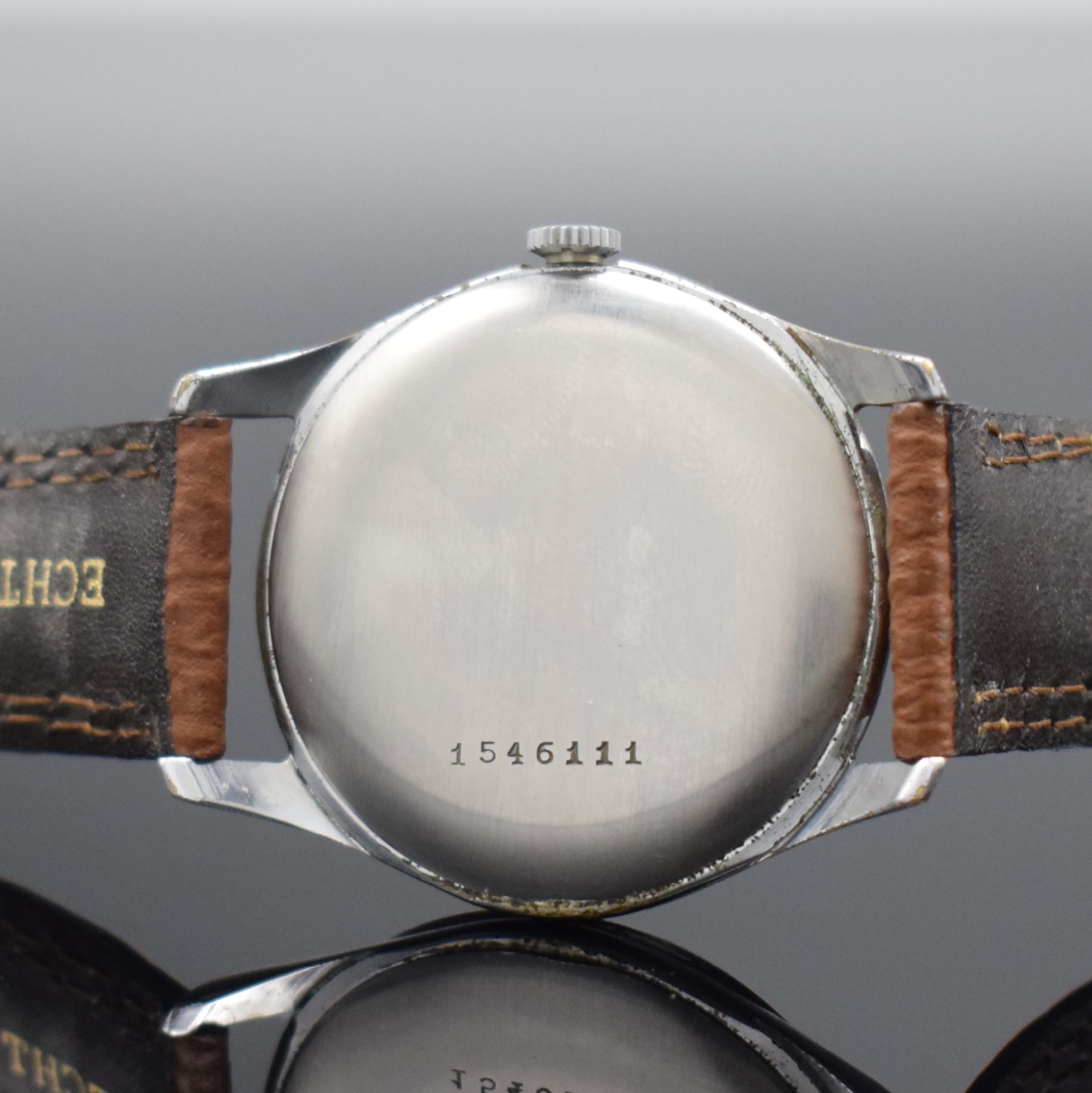 Detail d: HENRY MOSER & Cie Herrenarmbanduhr, Schweiz um 1950, 3-tlg. verchromtes Geh., Glasrand & Boden aufgedr., schönes matt vers. Zifferbl., rotgold. ...