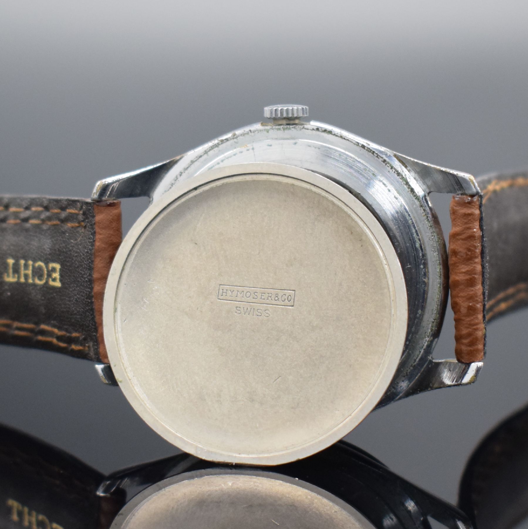 Detail f: HENRY MOSER & Cie Herrenarmbanduhr, Schweiz um 1950, 3-tlg. verchromtes Geh., Glasrand & Boden aufgedr., schönes matt vers. Zifferbl., rotgold. ...
