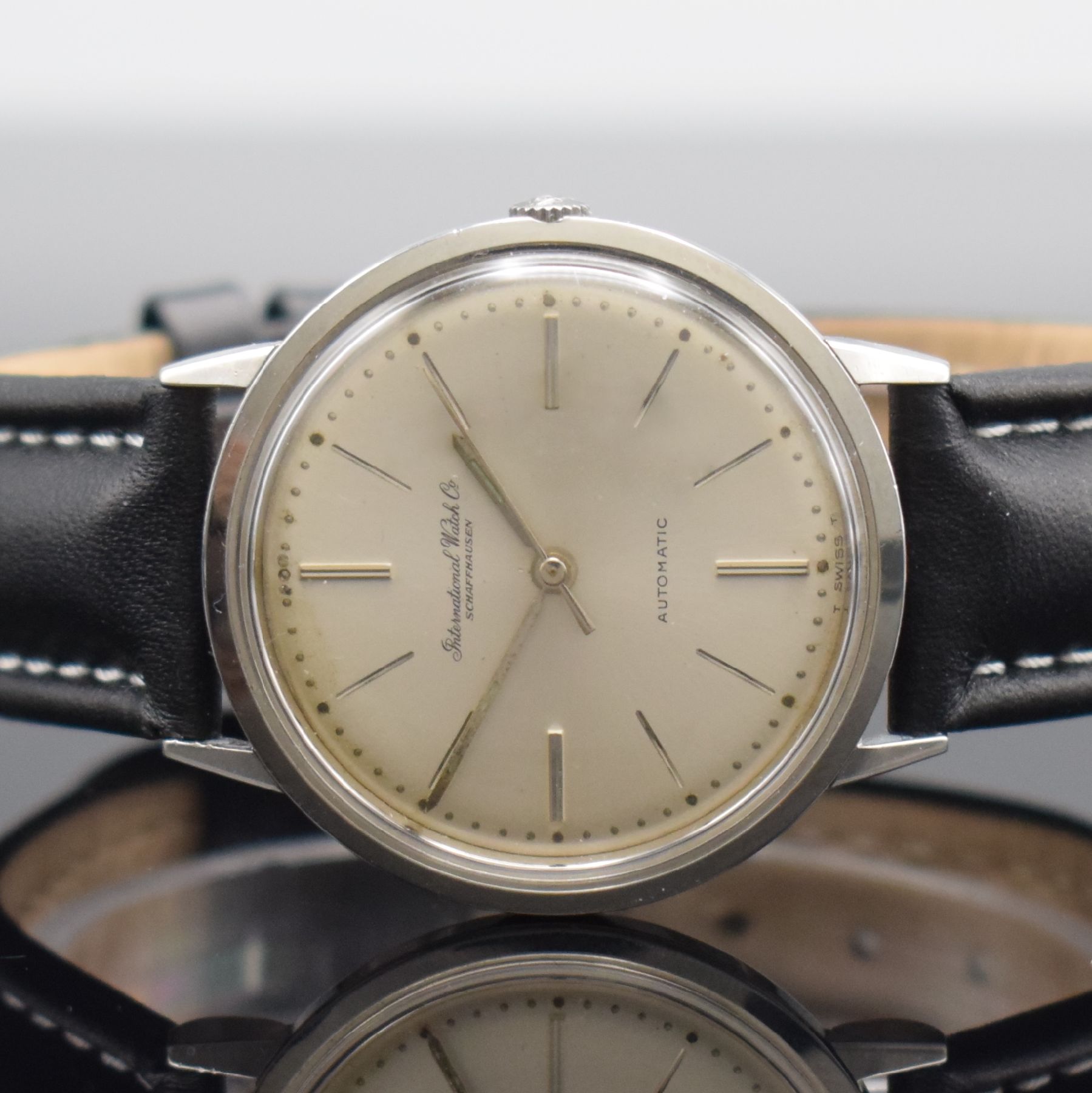Detail a: IWC Referenz 803 A Herrenarmbanduhr in Stahl, Schweiz um 1965, Automatik, aufgedr. Boden dell., silb. Zifferbl., silb. Indizes & Zeiger, vern. Werk ...