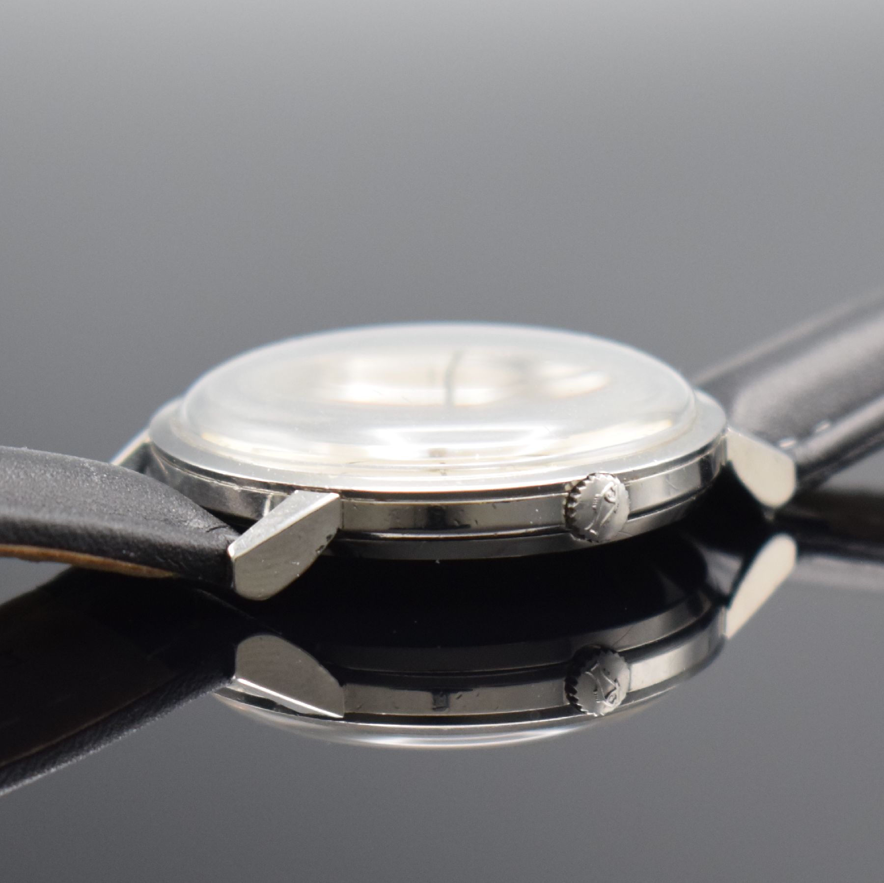 Detail d: IWC Referenz 803 A Herrenarmbanduhr in Stahl, Schweiz um 1965, Automatik, aufgedr. Boden dell., silb. Zifferbl., silb. Indizes & Zeiger, vern. Werk ...