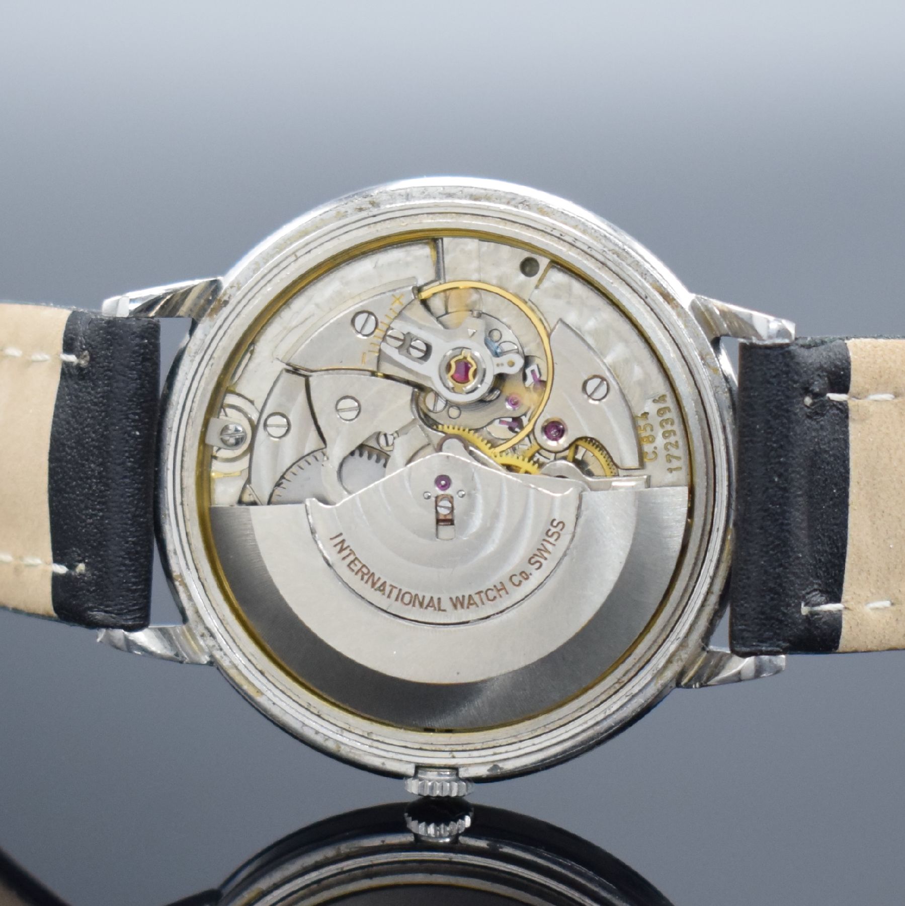 Detail g: IWC Referenz 803 A Herrenarmbanduhr in Stahl, Schweiz um 1965, Automatik, aufgedr. Boden dell., silb. Zifferbl., silb. Indizes & Zeiger, vern. Werk ...
