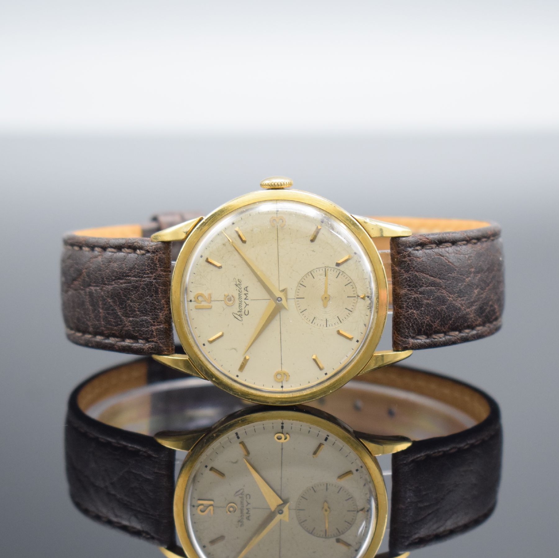 CYMA Chronometer seltene Herrenarmbanduhr in GG 750/000, Schweiz um 1950, 3-tlg. Geh., Boden & Glasrand aufgedr., silb. Zifferbl. fl./pat., aufges. ...