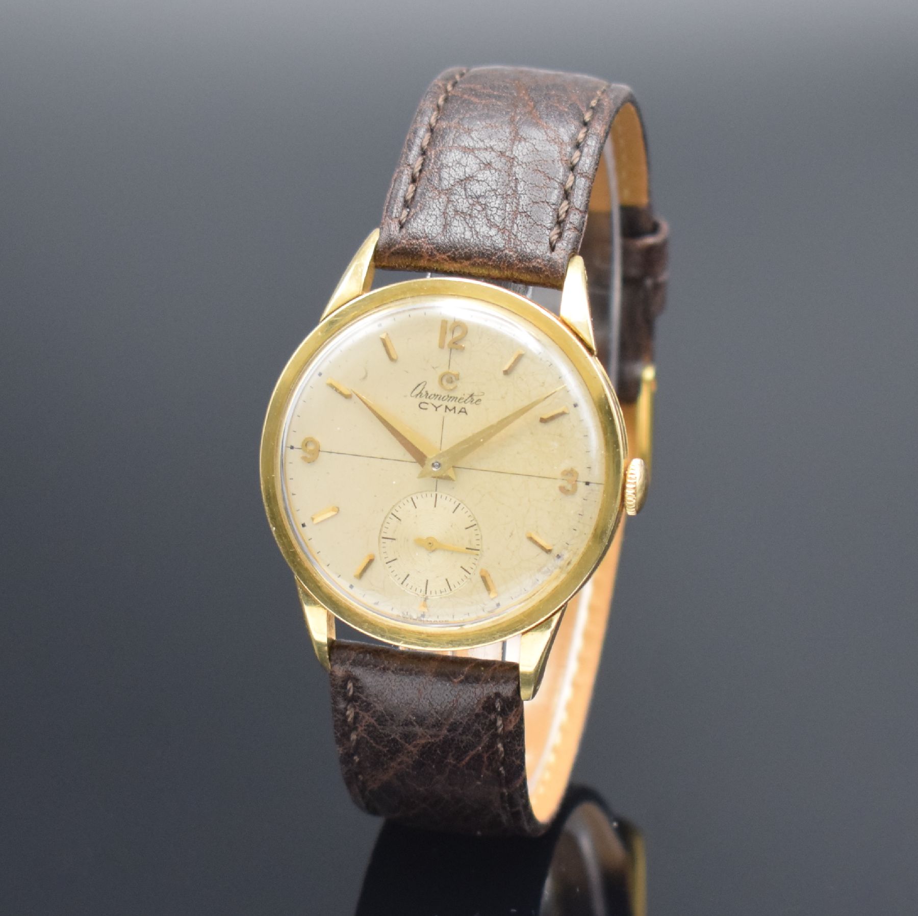 Detail b: CYMA Chronometer seltene Herrenarmbanduhr in GG 750/000, Schweiz um 1950, 3-tlg. Geh., Boden & Glasrand aufgedr., silb. Zifferbl. fl./pat., aufges. ...