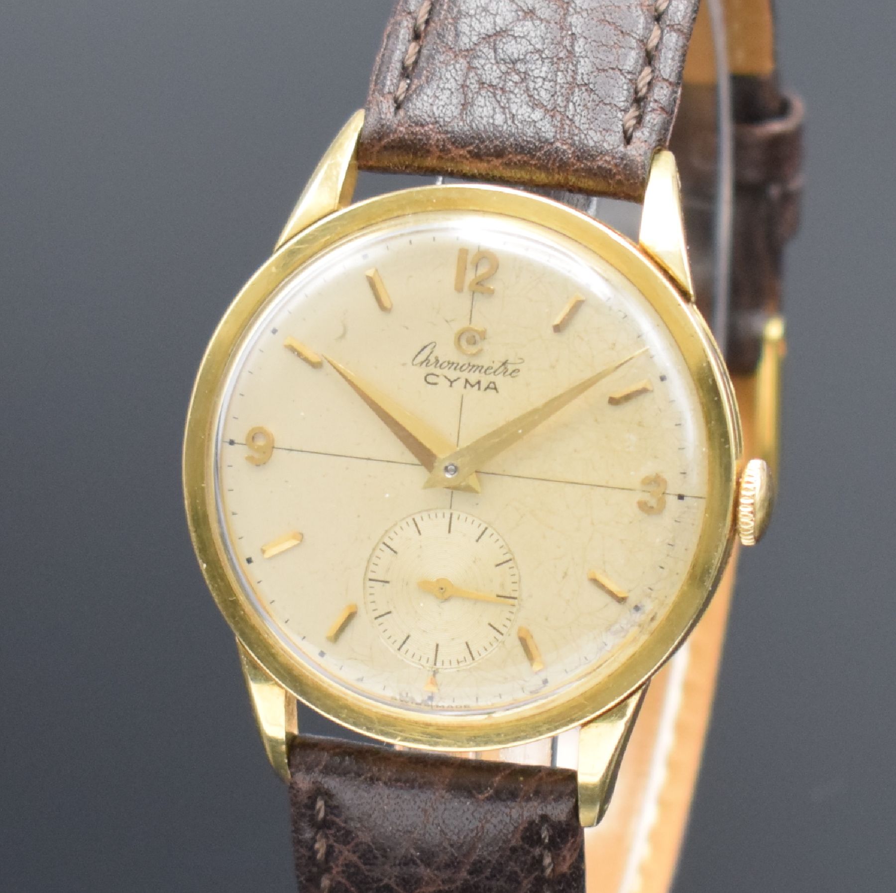 Detail c: CYMA Chronometer seltene Herrenarmbanduhr in GG 750/000, Schweiz um 1950, 3-tlg. Geh., Boden & Glasrand aufgedr., silb. Zifferbl. fl./pat., aufges. ...