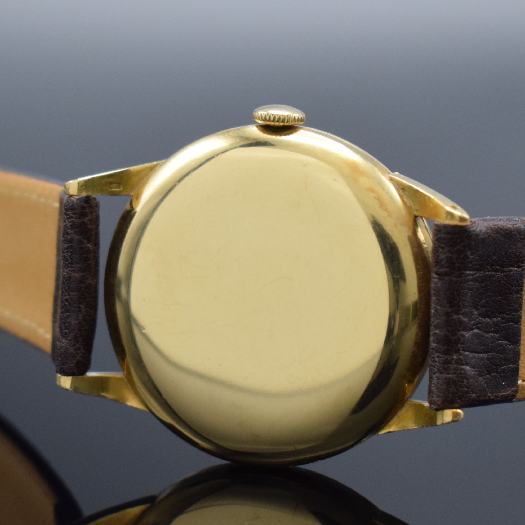 Detail d: CYMA Chronometer seltene Herrenarmbanduhr in GG 750/000, Schweiz um 1950, 3-tlg. Geh., Boden & Glasrand aufgedr., silb. Zifferbl. fl./pat., aufges. ...