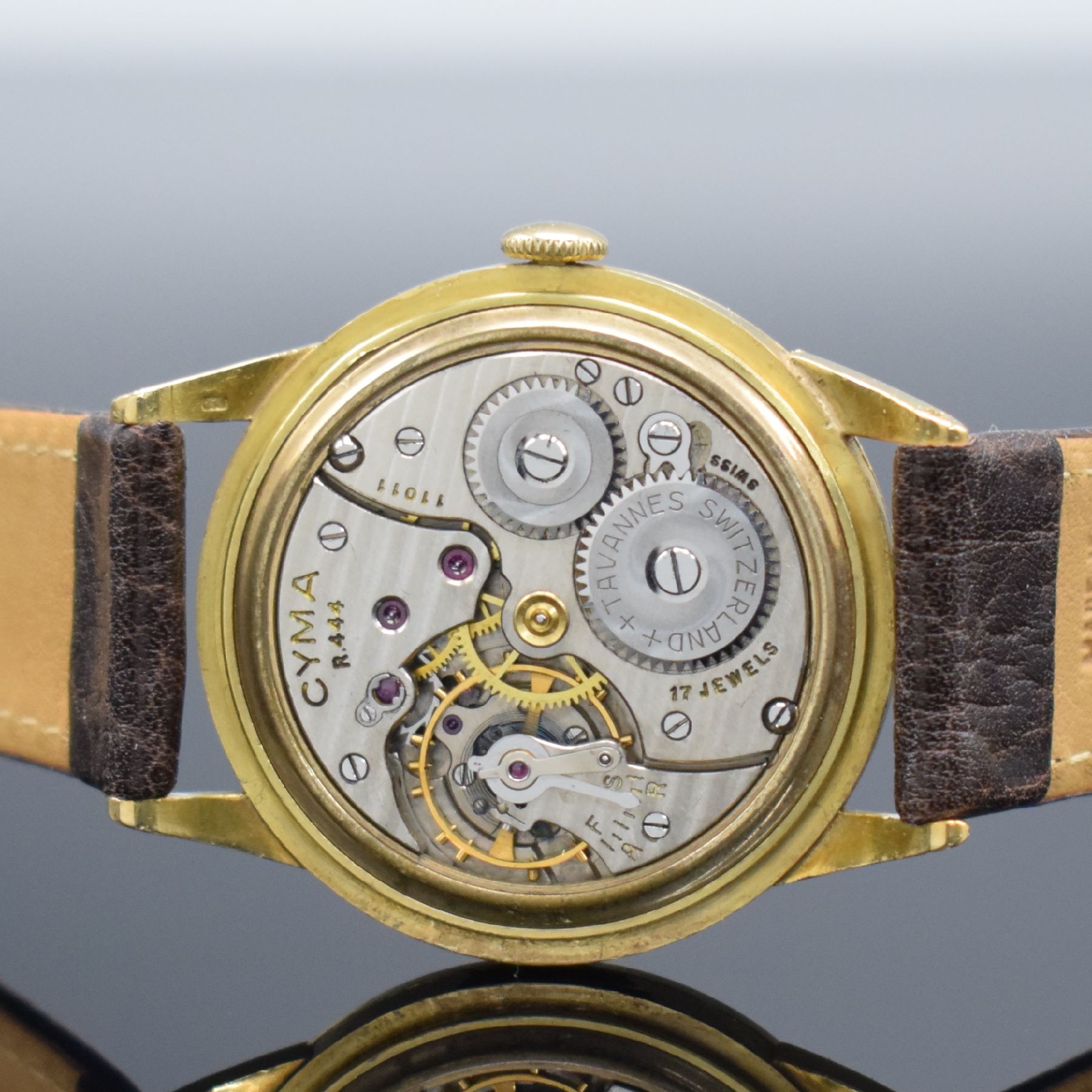 Detail f: CYMA Chronometer seltene Herrenarmbanduhr in GG 750/000, Schweiz um 1950, 3-tlg. Geh., Boden & Glasrand aufgedr., silb. Zifferbl. fl./pat., aufges. ...