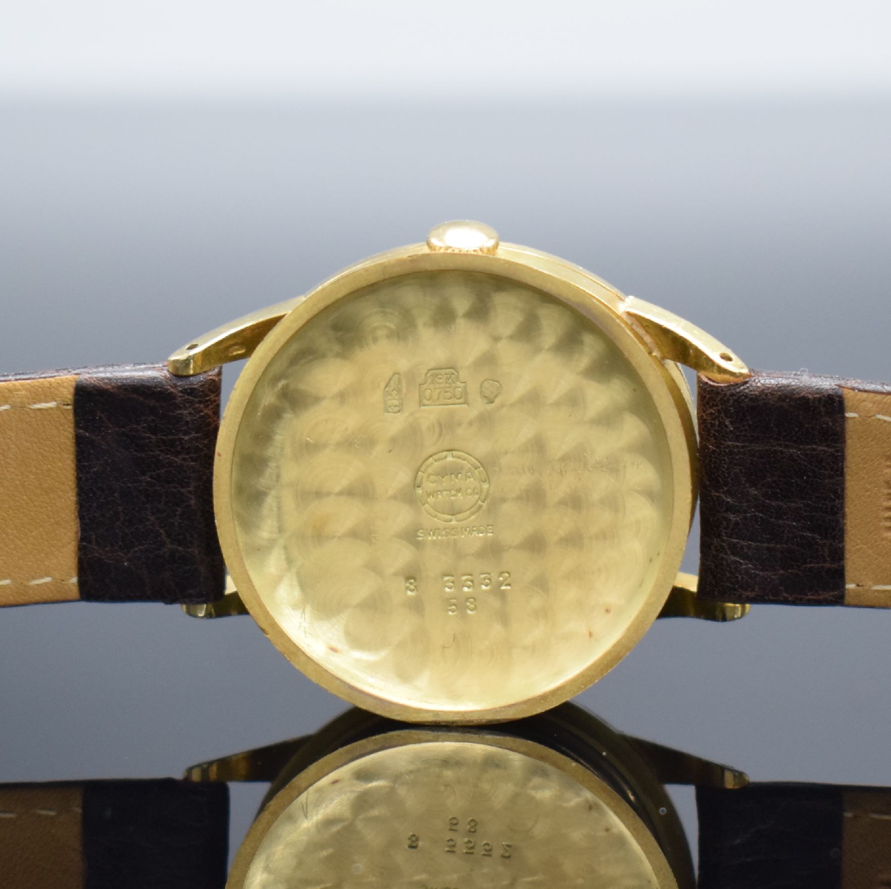Detail g: CYMA Chronometer seltene Herrenarmbanduhr in GG 750/000, Schweiz um 1950, 3-tlg. Geh., Boden & Glasrand aufgedr., silb. Zifferbl. fl./pat., aufges. ...