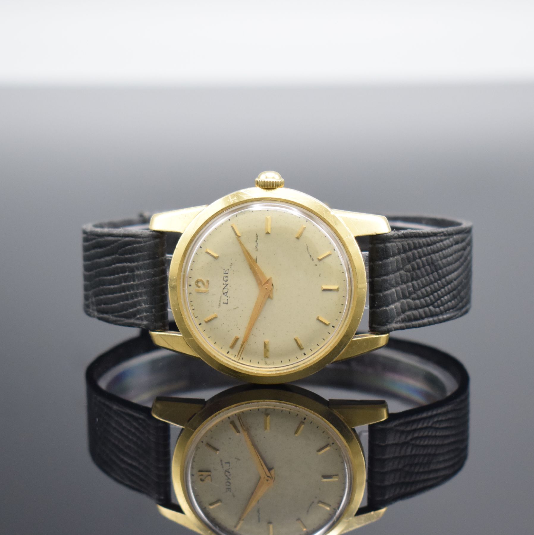 LANGE seltene Herrenarmbanduhr in GG 750/000 mit Garantieschein, Schweiz um 1960, Handaufzug, 2-teil. sign. Geh., Boden geschr., silb. sign. ...