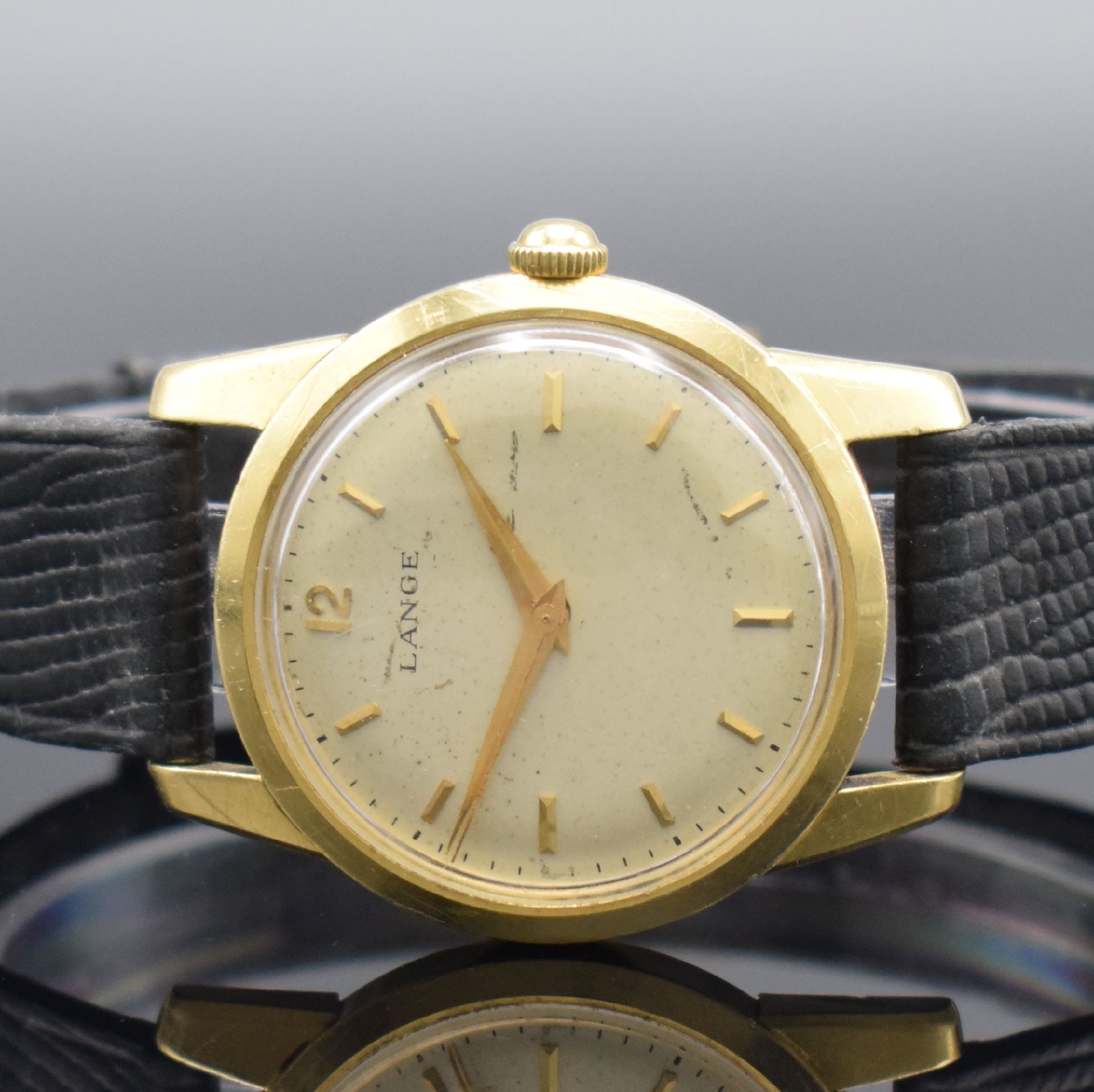 Detail a: LANGE seltene Herrenarmbanduhr in GG 750/000 mit Garantieschein, Schweiz um 1960, Handaufzug, 2-teil. sign. Geh., Boden geschr., silb. sign. ...