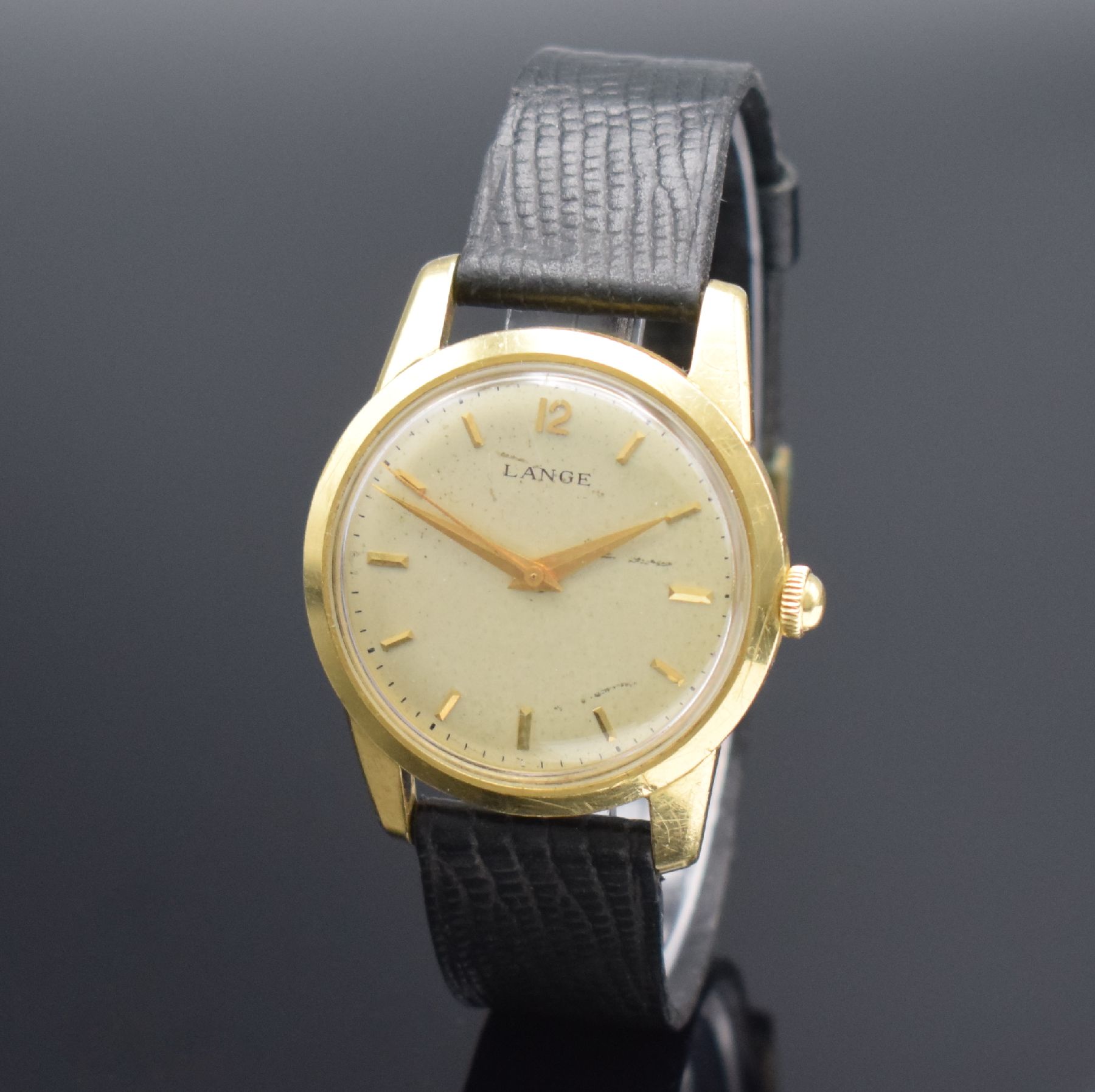 Detail b: LANGE seltene Herrenarmbanduhr in GG 750/000 mit Garantieschein, Schweiz um 1960, Handaufzug, 2-teil. sign. Geh., Boden geschr., silb. sign. ...