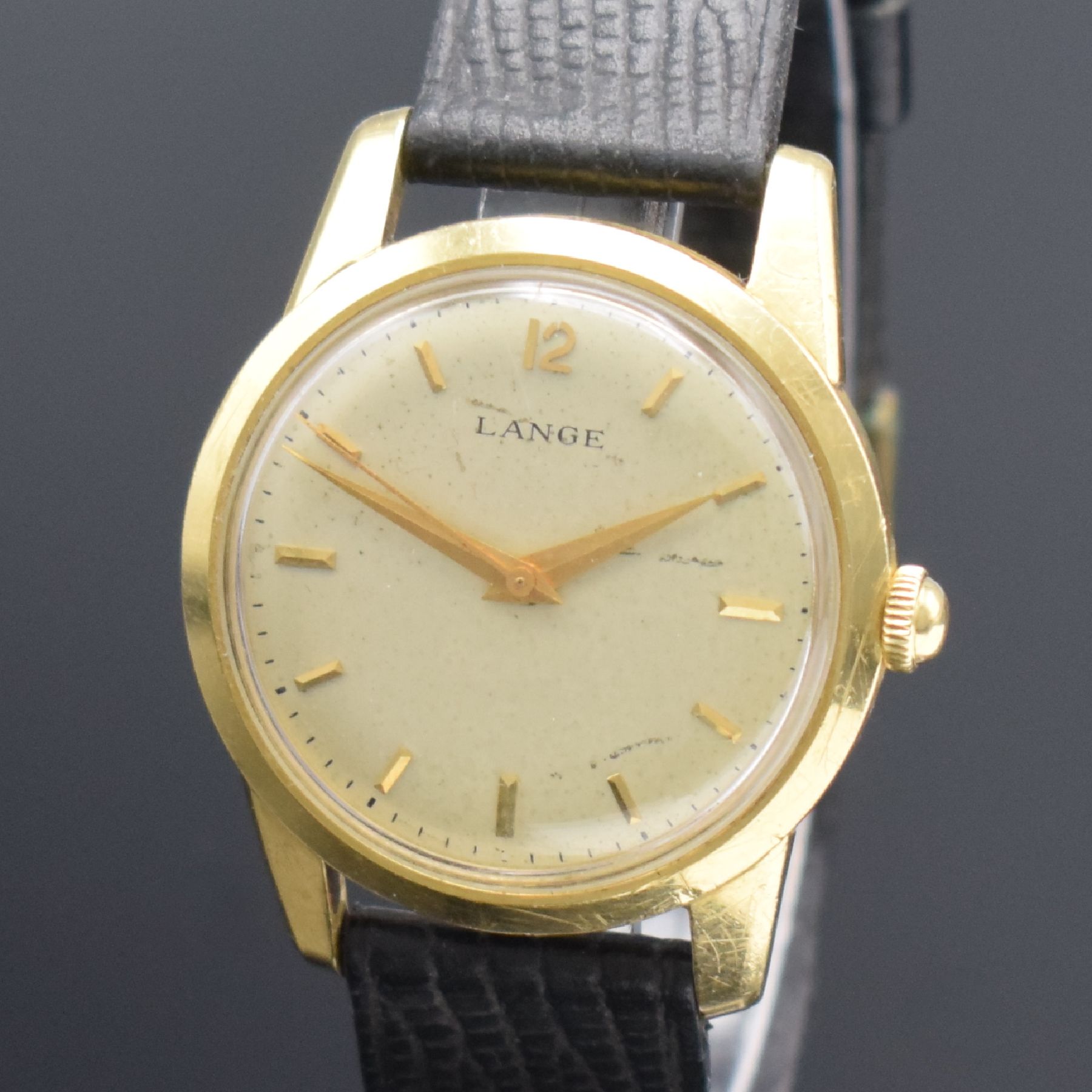 Detail c: LANGE seltene Herrenarmbanduhr in GG 750/000 mit Garantieschein, Schweiz um 1960, Handaufzug, 2-teil. sign. Geh., Boden geschr., silb. sign. ...