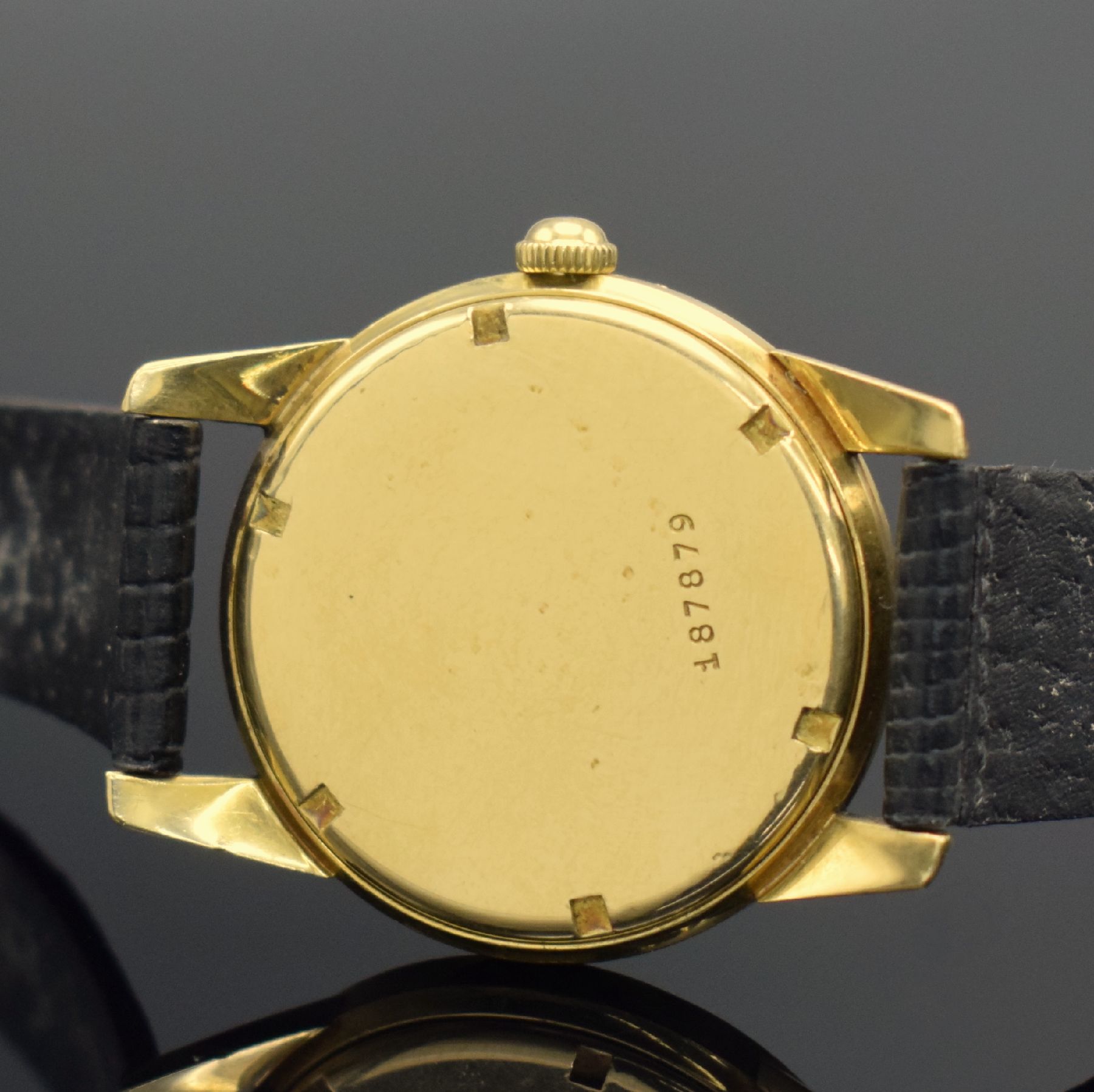 Detail d: LANGE seltene Herrenarmbanduhr in GG 750/000 mit Garantieschein, Schweiz um 1960, Handaufzug, 2-teil. sign. Geh., Boden geschr., silb. sign. ...