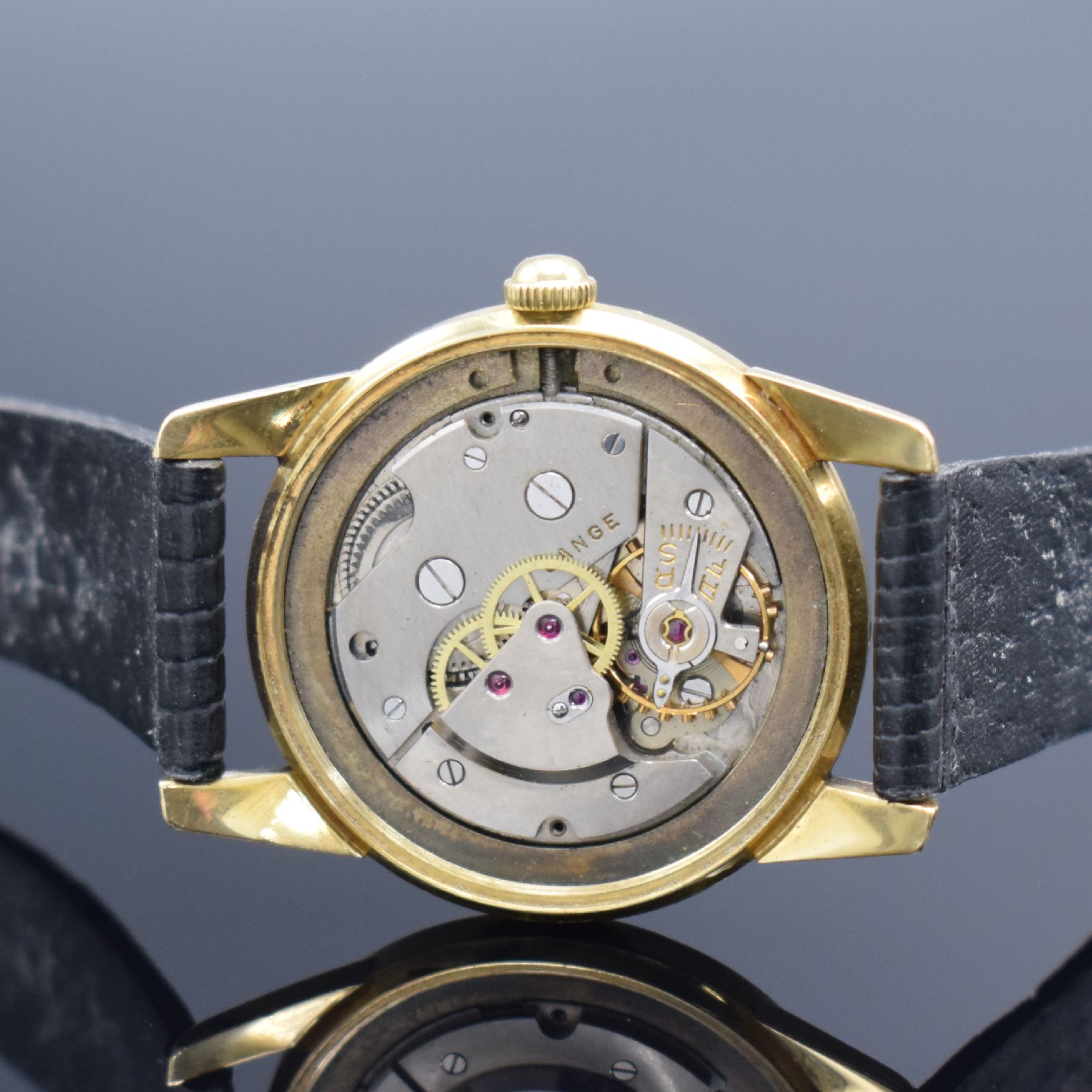 Detail e: LANGE seltene Herrenarmbanduhr in GG 750/000 mit Garantieschein, Schweiz um 1960, Handaufzug, 2-teil. sign. Geh., Boden geschr., silb. sign. ...