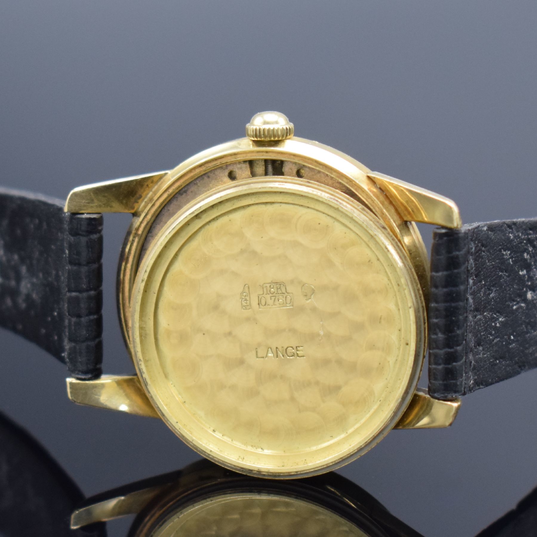 Detail f: LANGE seltene Herrenarmbanduhr in GG 750/000 mit Garantieschein, Schweiz um 1960, Handaufzug, 2-teil. sign. Geh., Boden geschr., silb. sign. ...
