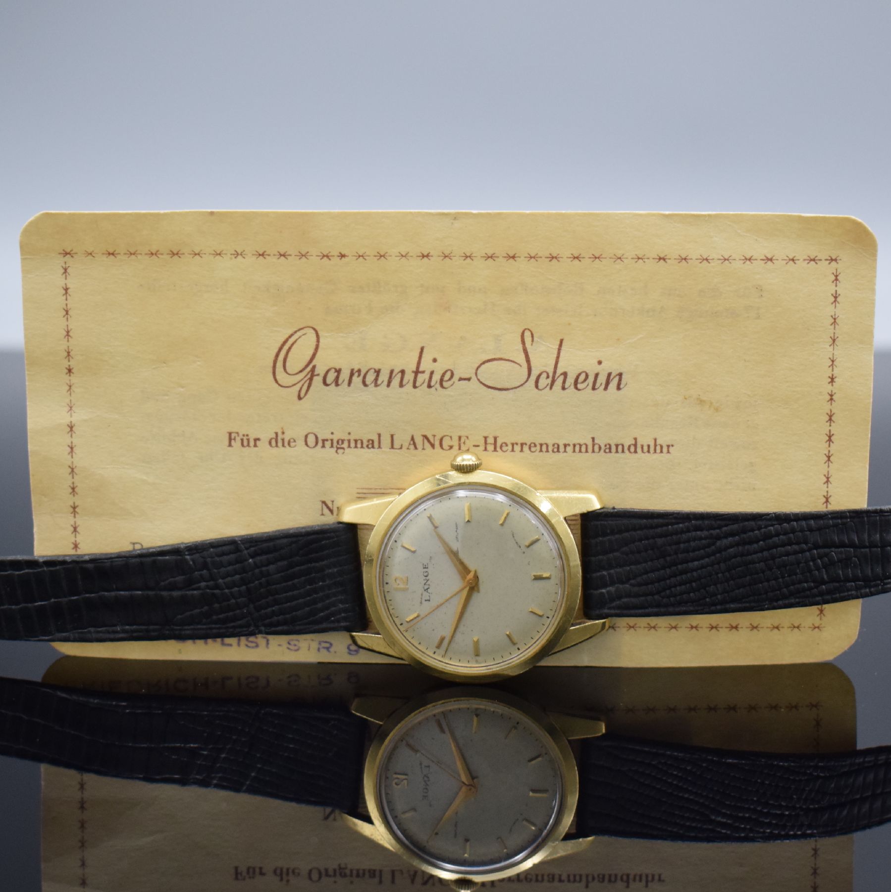 Detail g: LANGE seltene Herrenarmbanduhr in GG 750/000 mit Garantieschein, Schweiz um 1960, Handaufzug, 2-teil. sign. Geh., Boden geschr., silb. sign. ...
