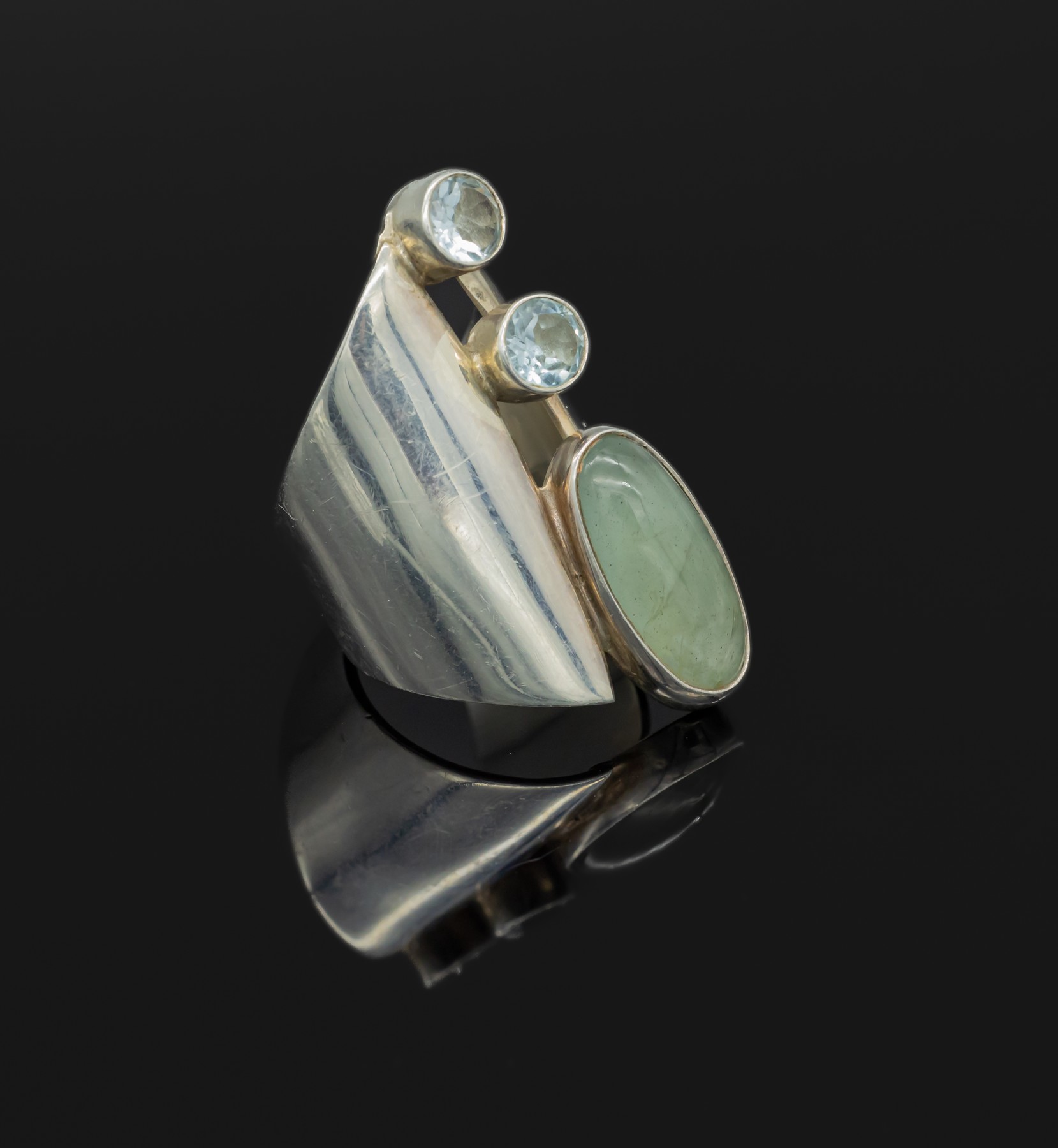 Ausgefallener Designerring mit Blautopas und Prasiolith, 925er Silber, asymm. Schiene, mittig mit ovalem Cabochon und facett Blau- topasen (beh.), ...