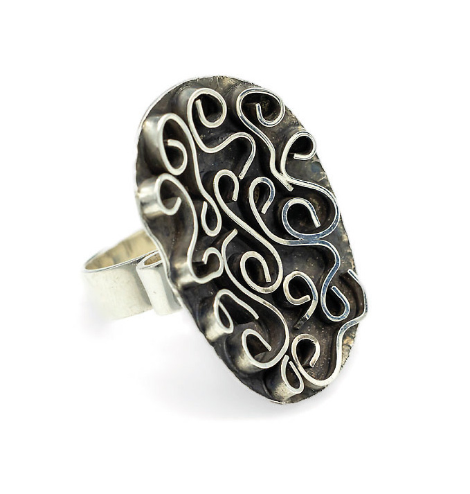 Designerring, 925er Silber, ovaler Ringkopfmit aufgelegten Silberdraht, volutenf. Schultern, RW 58, sign. DIVA