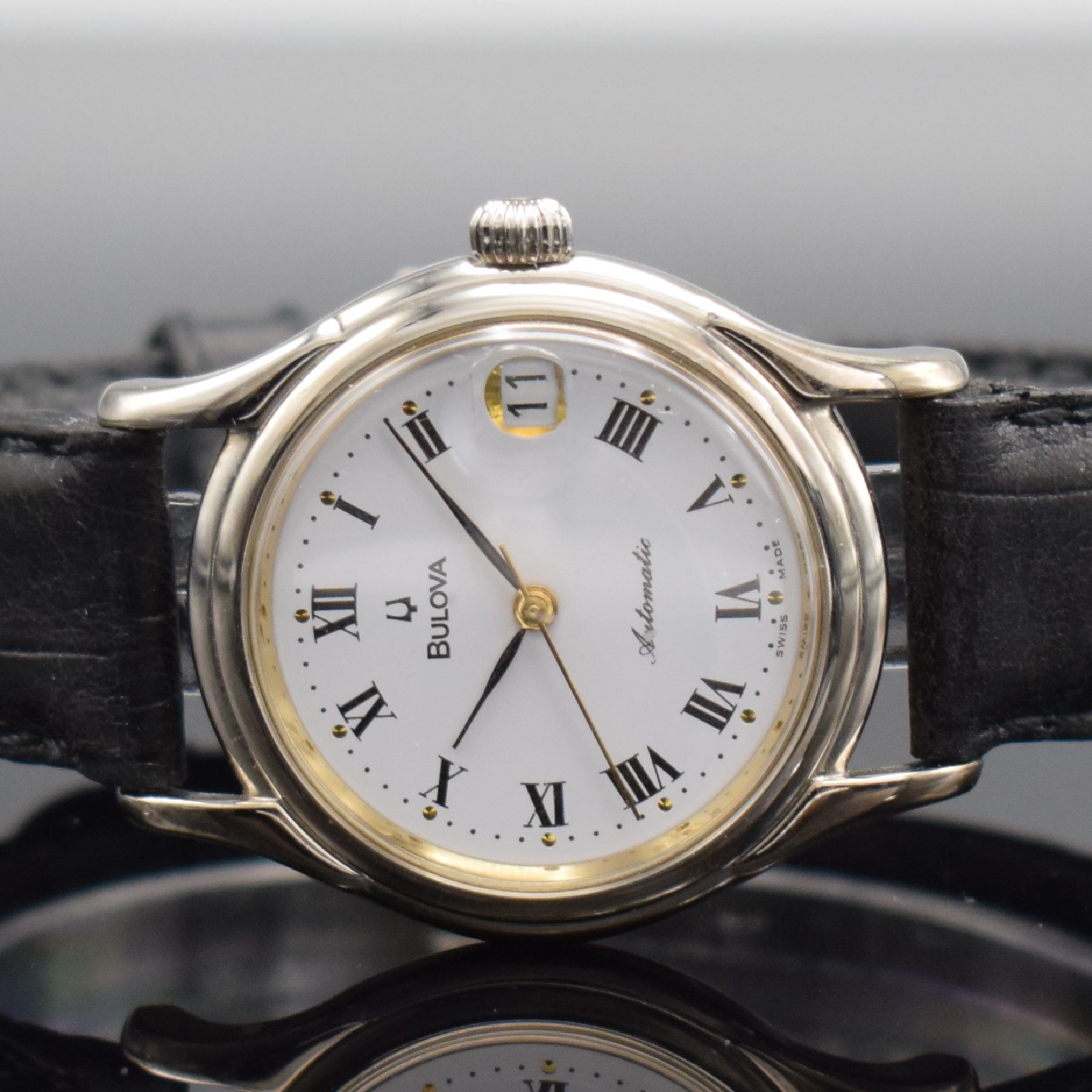 Detail a: BULOVA Armbanduhr, Automatik, Schweiz um 1995, verchr. Gehäuse, beids. vergl., Boden verschr., weißes Zifferbl. m. röm. Zahlen, Datum, verg. Werk ...