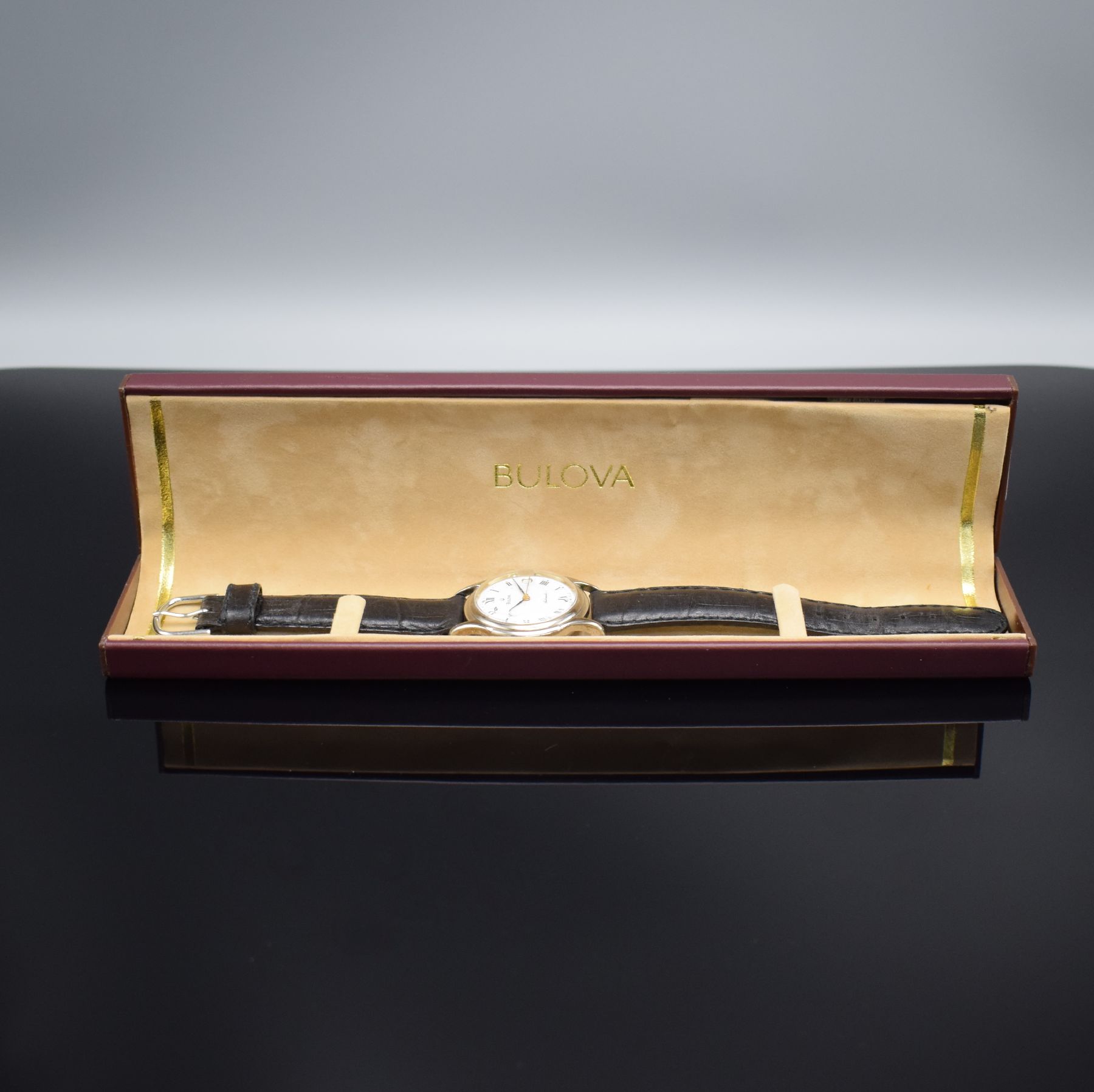 Detail f: BULOVA Armbanduhr, Automatik, Schweiz um 1995, verchr. Gehäuse, beids. vergl., Boden verschr., weißes Zifferbl. m. röm. Zahlen, Datum, verg. Werk ...