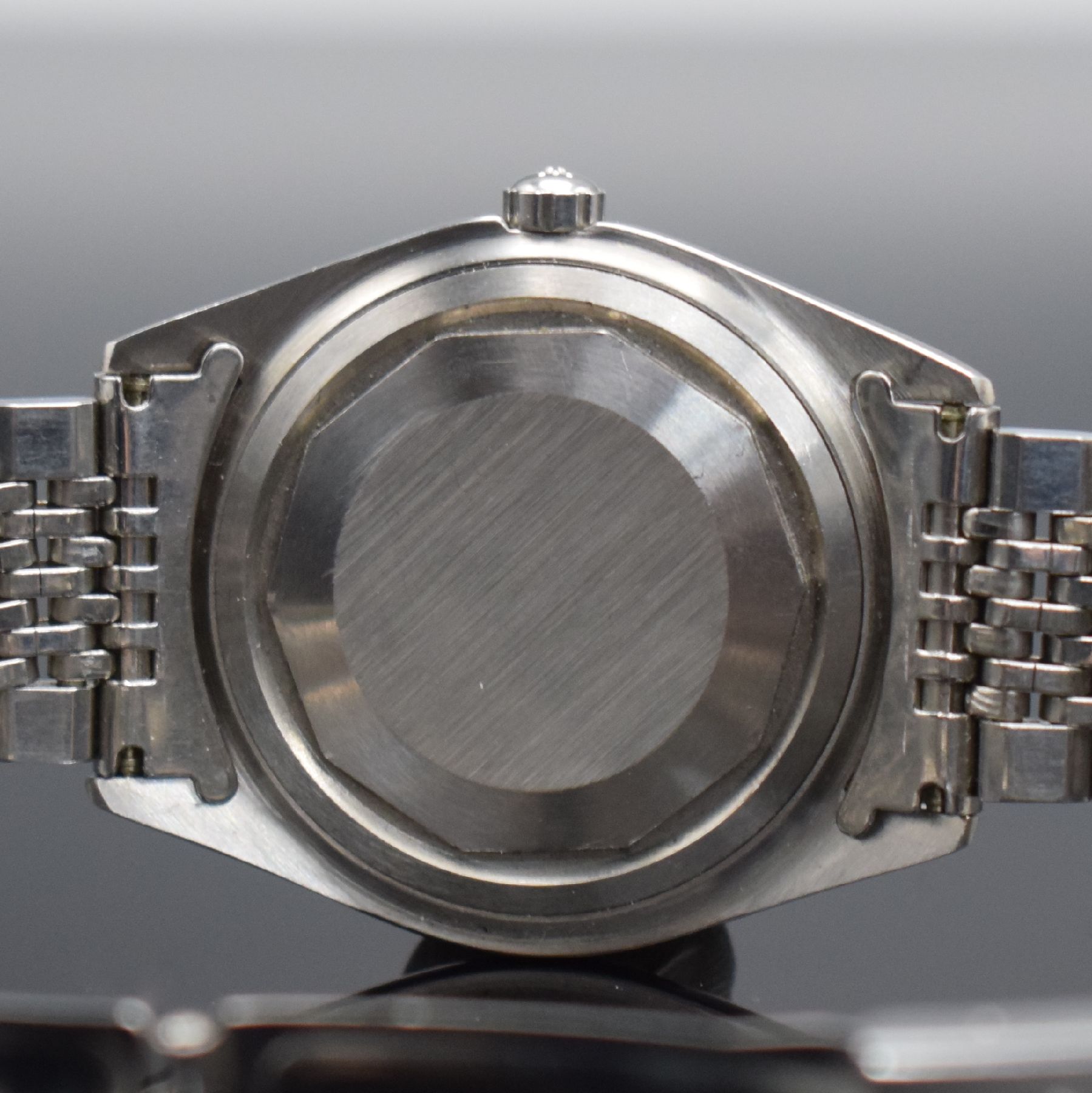 Detail f: EBEL seltener Armbandchronometer Napoleon, Automatik, Schweiz um 1970, Edelstahlgeh. inkl. orig. Gliederband m. Faltschl., Boden verschr., geriffelte ...