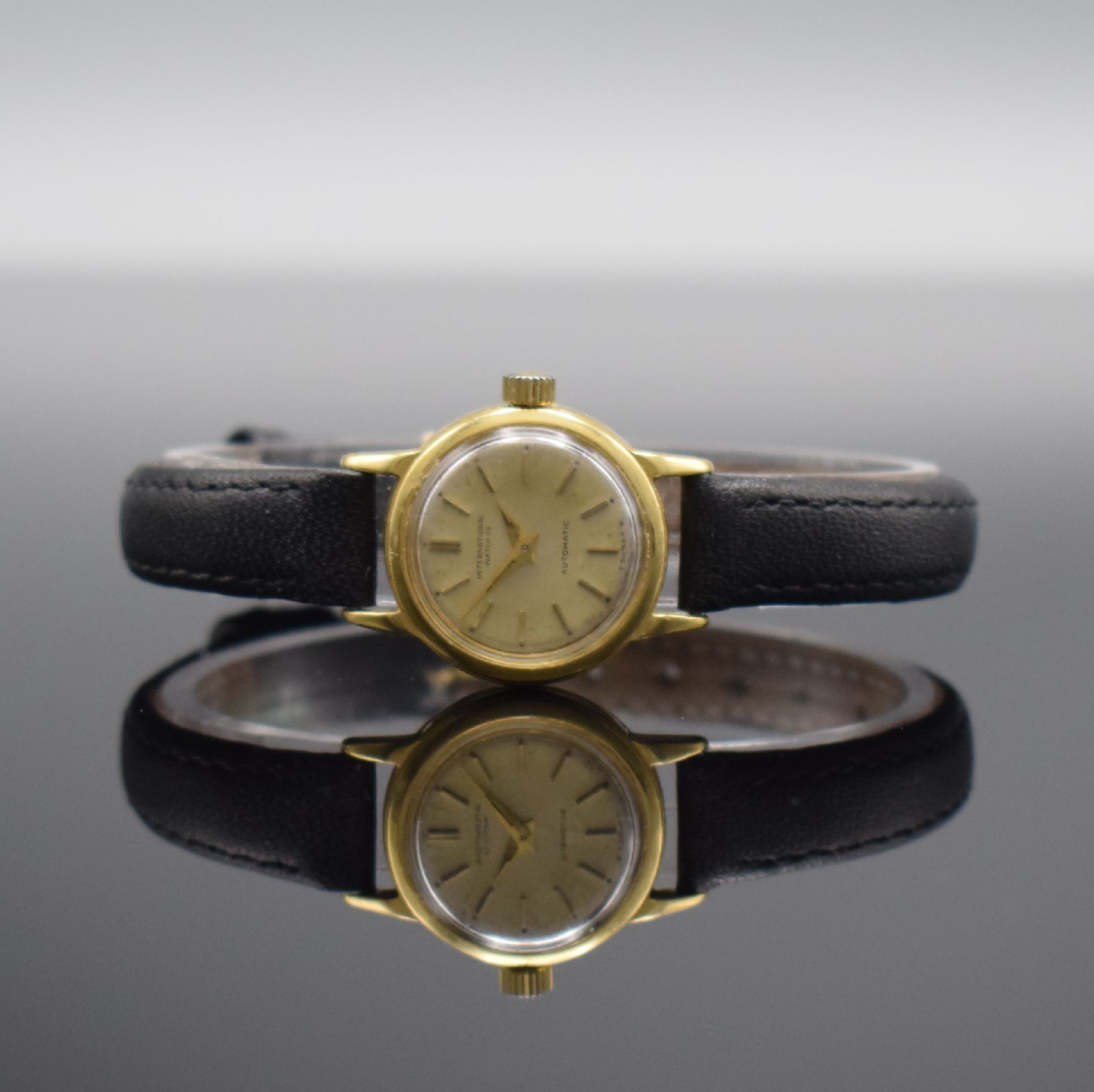 IWC seltene Damenarmbanduhr in GG 750/000 mit Kaliber 44, Schweiz um 1964, Automatik, massives Goldgeh., Boden aufgedr., silb. Zifferbl. m. aufges. ...