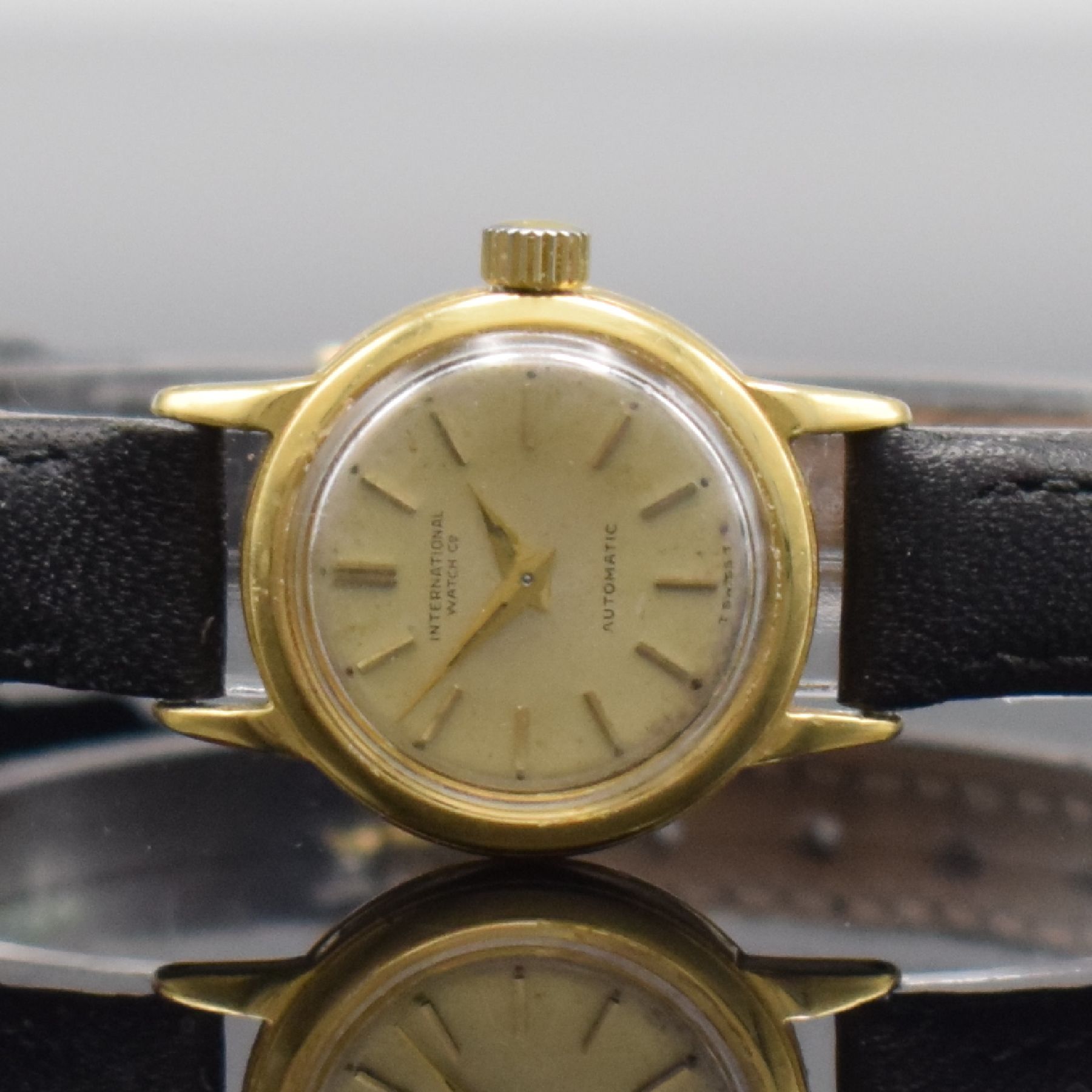 Detail a: IWC seltene Damenarmbanduhr in GG 750/000 mit Kaliber 44, Schweiz um 1964, Automatik, massives Goldgeh., Boden aufgedr., silb. Zifferbl. m. aufges. ...