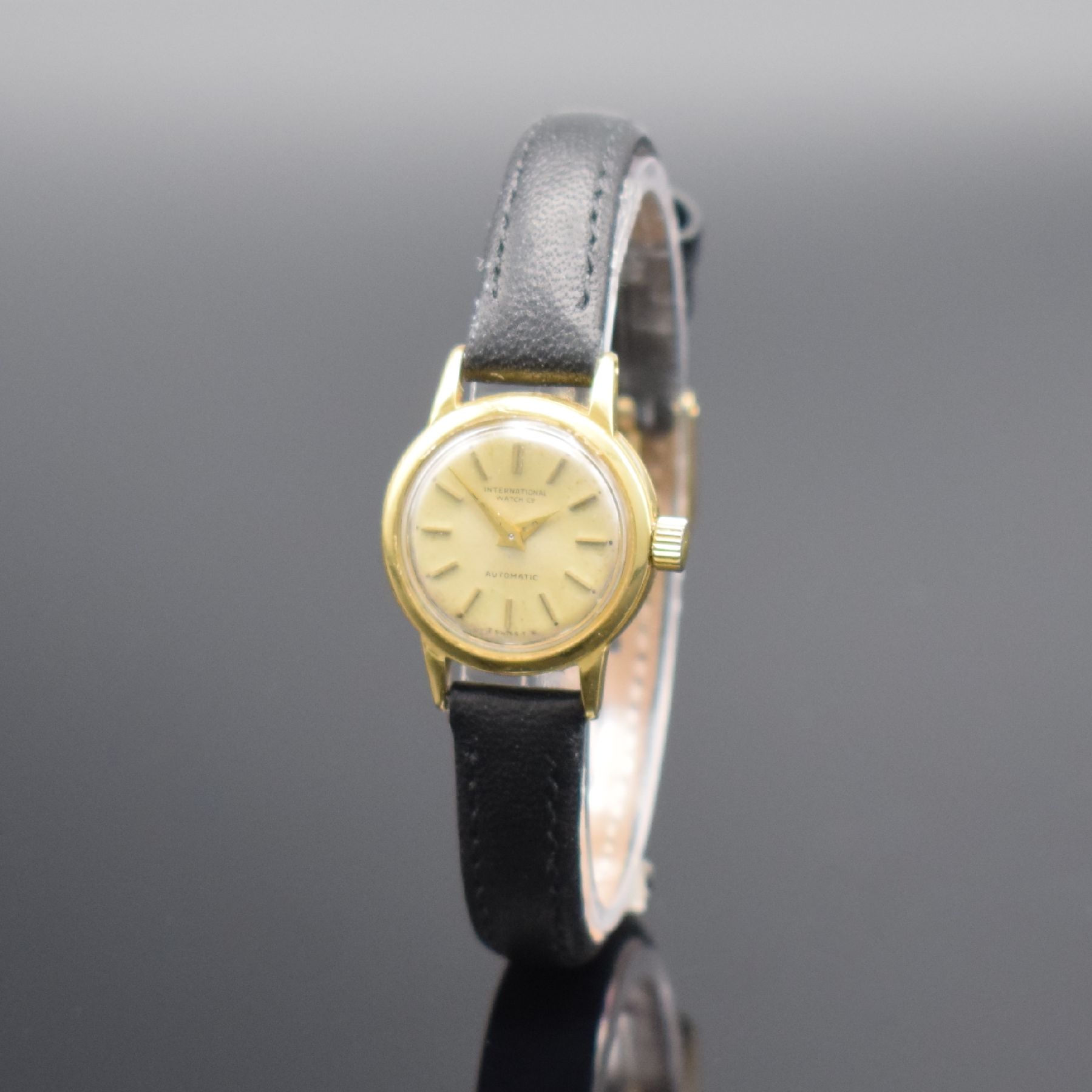 Detail b: IWC seltene Damenarmbanduhr in GG 750/000 mit Kaliber 44, Schweiz um 1964, Automatik, massives Goldgeh., Boden aufgedr., silb. Zifferbl. m. aufges. ...