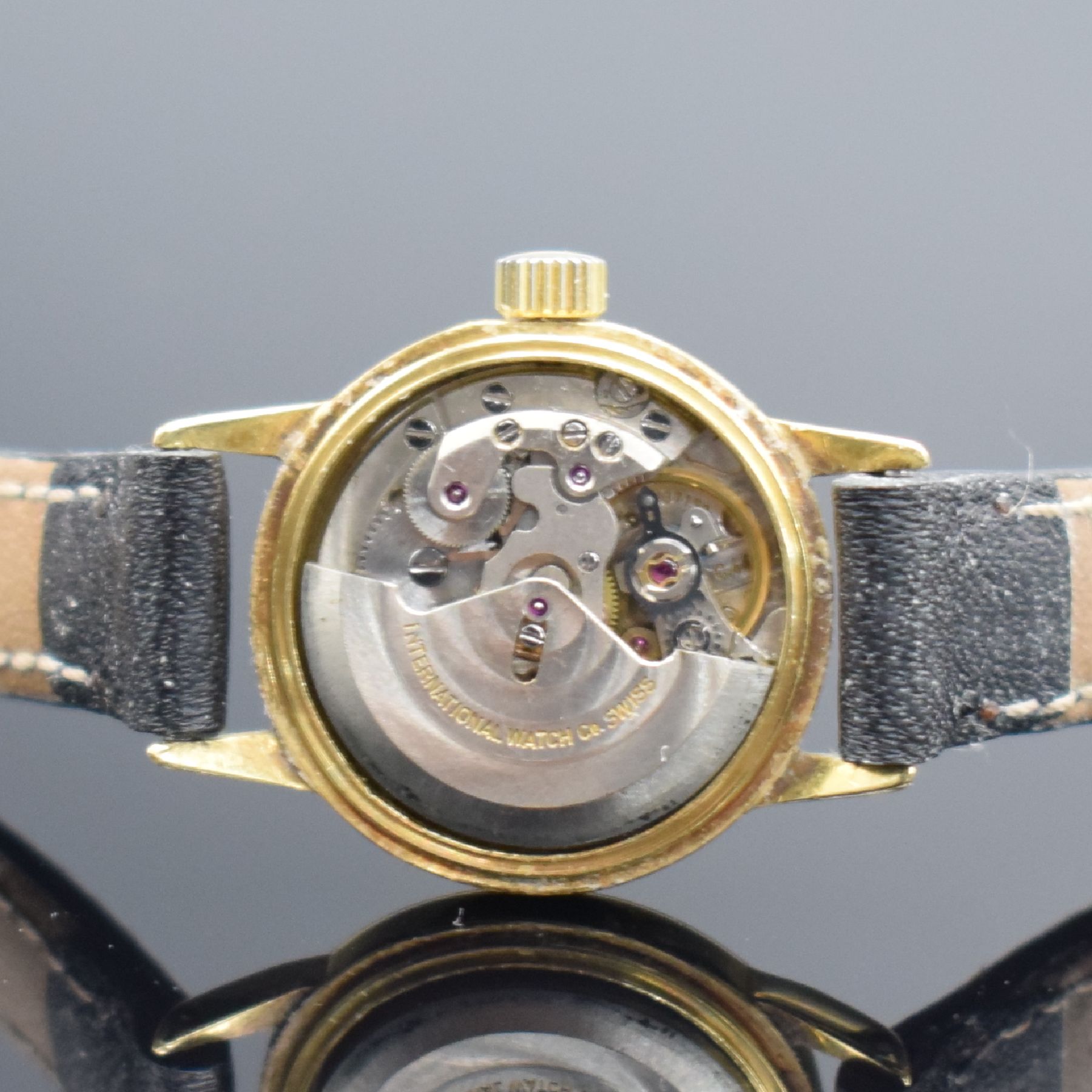 Detail e: IWC seltene Damenarmbanduhr in GG 750/000 mit Kaliber 44, Schweiz um 1964, Automatik, massives Goldgeh., Boden aufgedr., silb. Zifferbl. m. aufges. ...