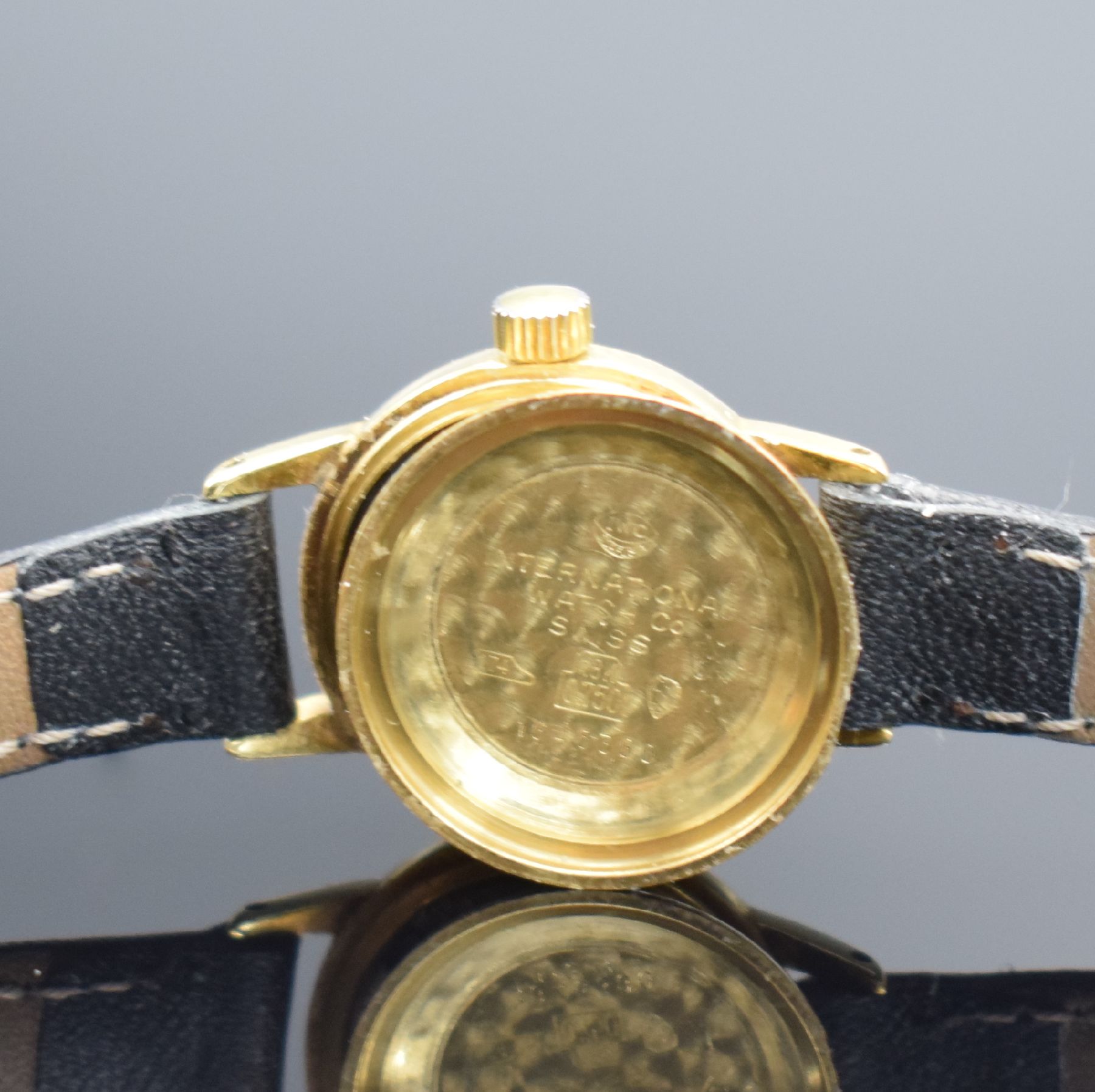 Detail g: IWC seltene Damenarmbanduhr in GG 750/000 mit Kaliber 44, Schweiz um 1964, Automatik, massives Goldgeh., Boden aufgedr., silb. Zifferbl. m. aufges. ...