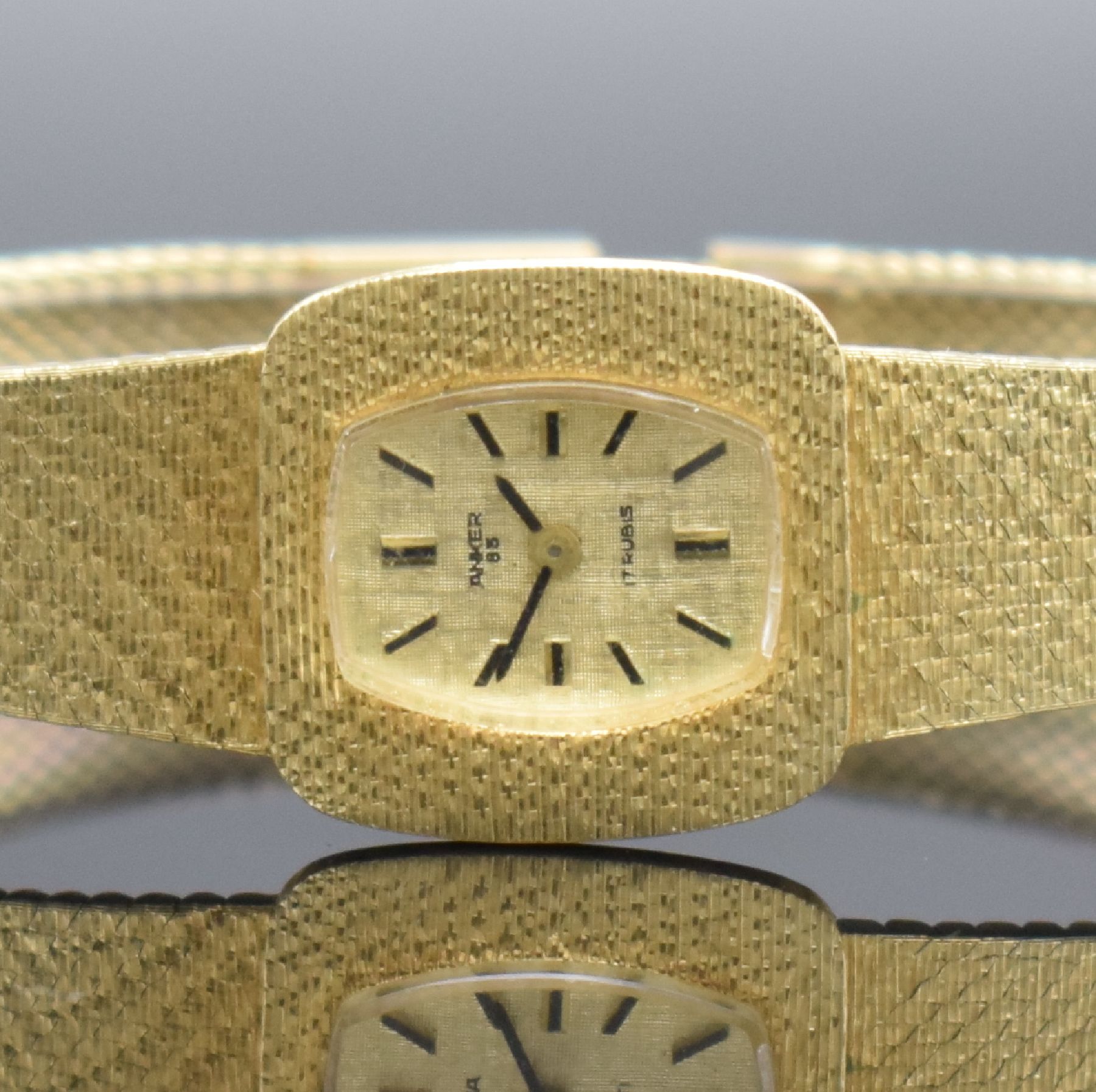 Detail a: ANKER 85 Damenarmbanduhr in GG 585/000, Handaufzug, Schweiz um 1970, Boden aufgedr., gold. Strukturzifferbl. m. aufgel. Indizes, Anz. v. Std. & Min., ...