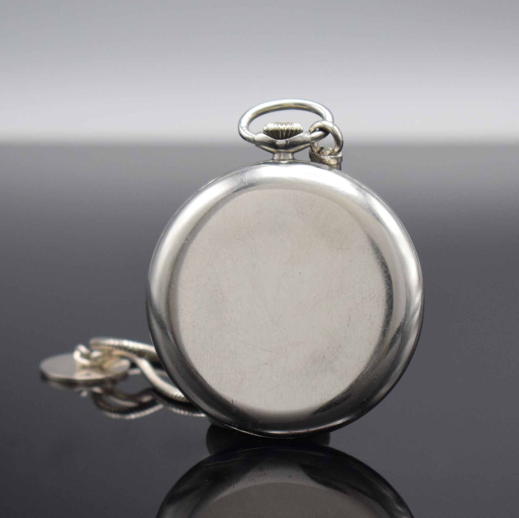 Detail a: IWC offene Taschenuhr mit Kaliber 67, Schweiz um 1936, 3-teil. Stahlgeh., Boden & Glasrand aufgedr., Emailzifferbl. m. arab. Zahlen, gebl. Zeiger, ...