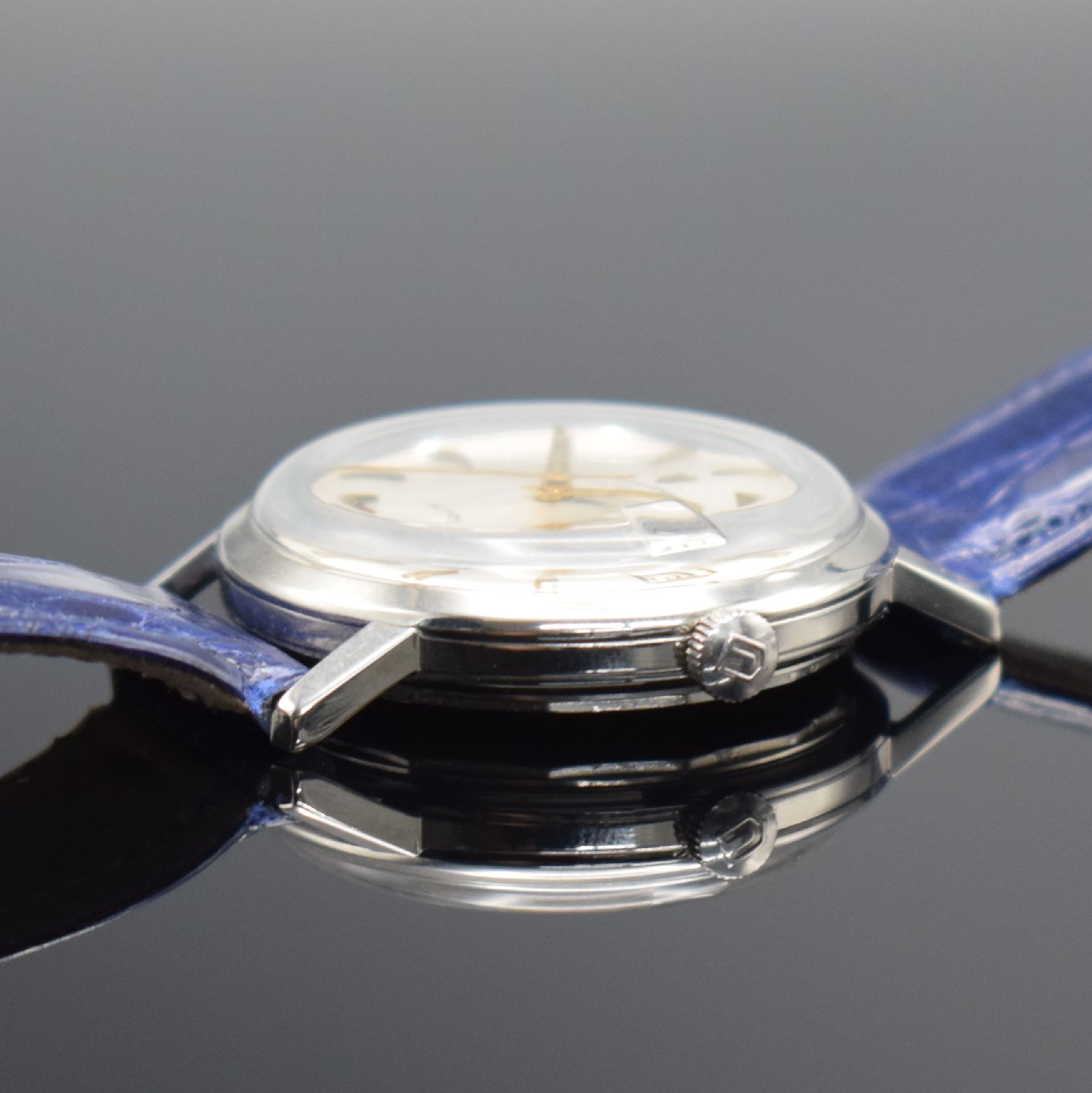Detail d: UNIVERSAL GENEVE Polerouter Herrenarmbanduhr, Automatik, Schweiz 1960er Jahre, Edelstahlgeh., Boden verschr., flache Ausführung, silb. Zifferbl. m. ...