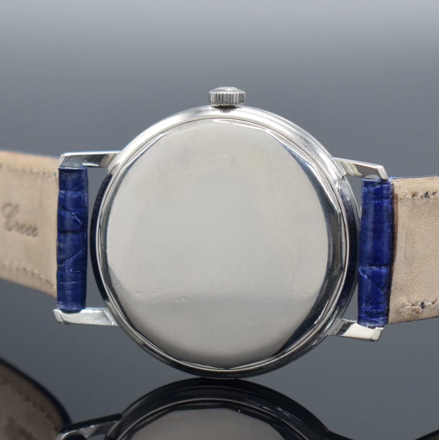 Detail e: UNIVERSAL GENEVE Polerouter Herrenarmbanduhr, Automatik, Schweiz 1960er Jahre, Edelstahlgeh., Boden verschr., flache Ausführung, silb. Zifferbl. m. ...