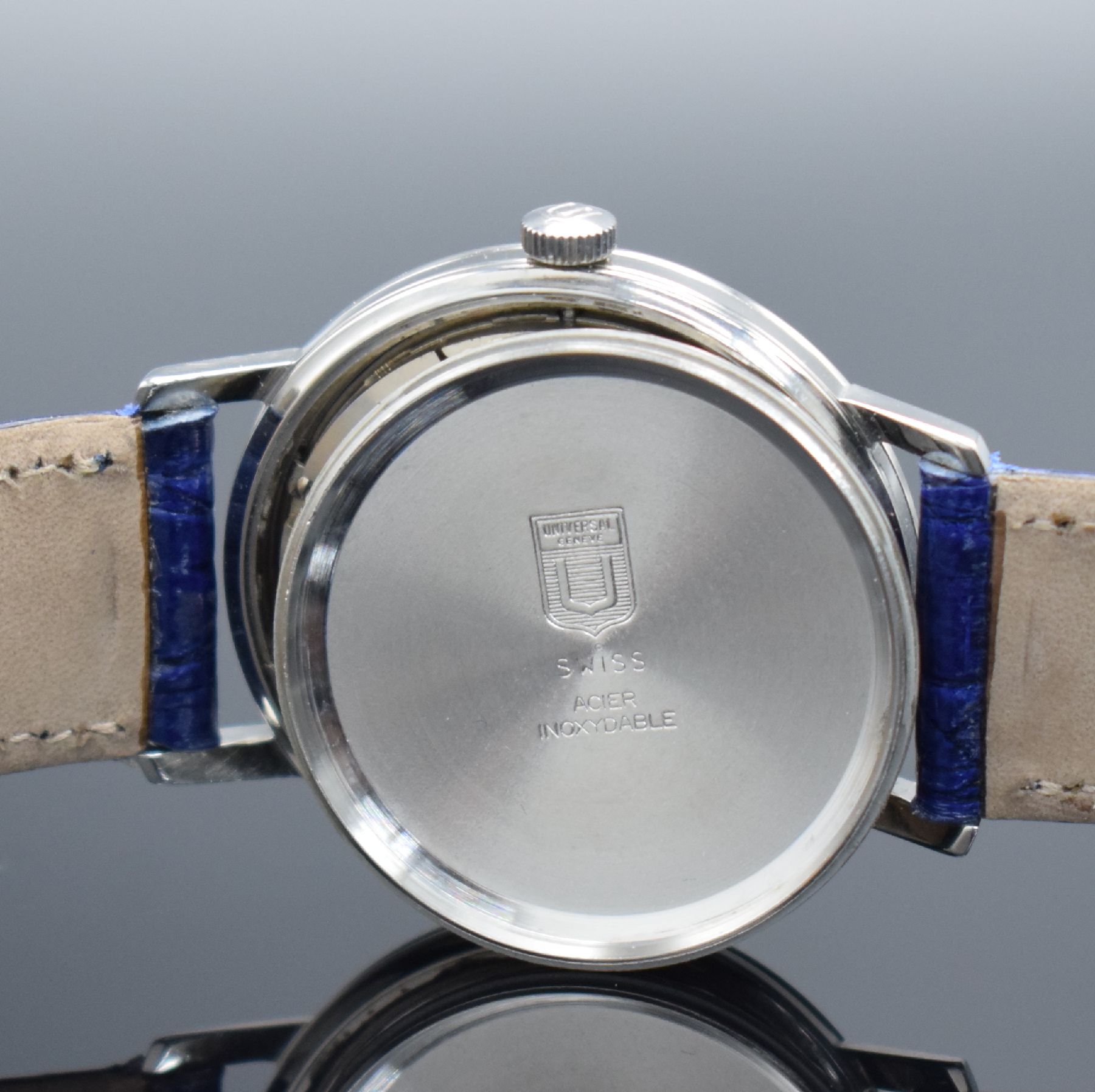 Detail g: UNIVERSAL GENEVE Polerouter Herrenarmbanduhr, Automatik, Schweiz 1960er Jahre, Edelstahlgeh., Boden verschr., flache Ausführung, silb. Zifferbl. m. ...