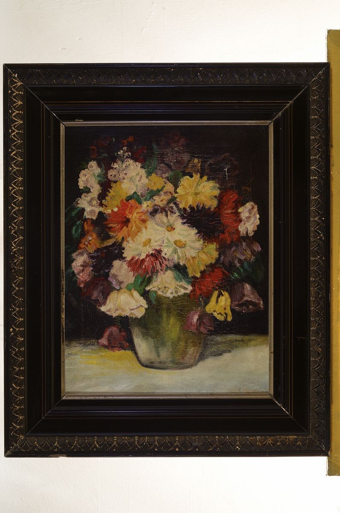 Detail k: Unbekannter Künstler, Blumenstillleben in Vase, Öl/Lwd, rest., rechts unten unleserlich signiert, ca. 50 x 40 cm