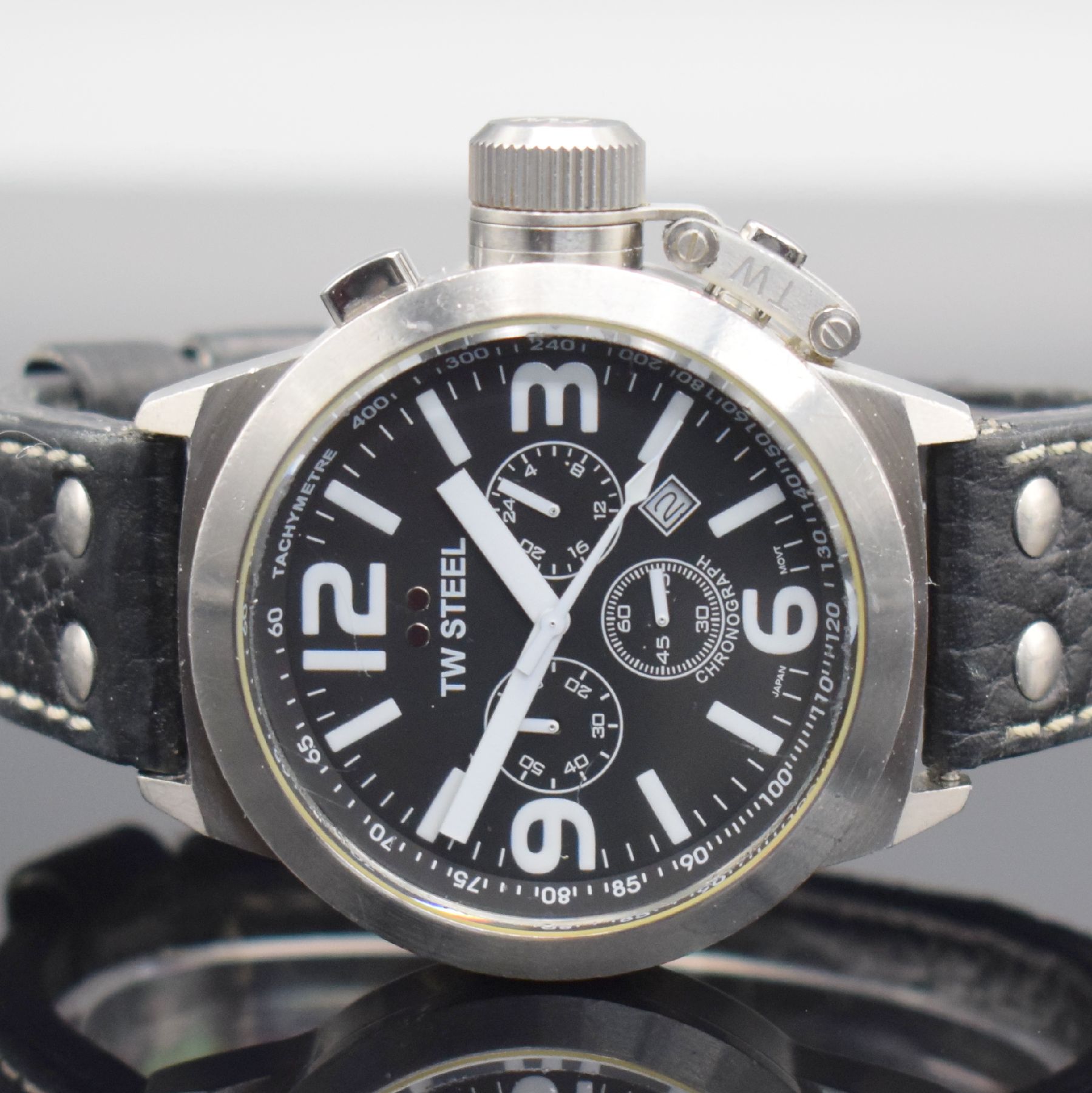 Detail a: TW STEEL Herrenarmbanduhr mit Chronograph in Stahl Referenz TW6, quarz, Krone unter verschr. Verschlusskappe, Boden verschr., neutr. Lederband m. ...