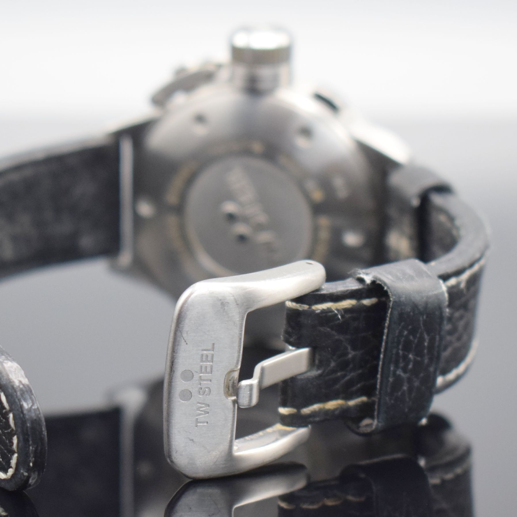 Detail d: TW STEEL Herrenarmbanduhr mit Chronograph in Stahl Referenz TW6, quarz, Krone unter verschr. Verschlusskappe, Boden verschr., neutr. Lederband m. ...