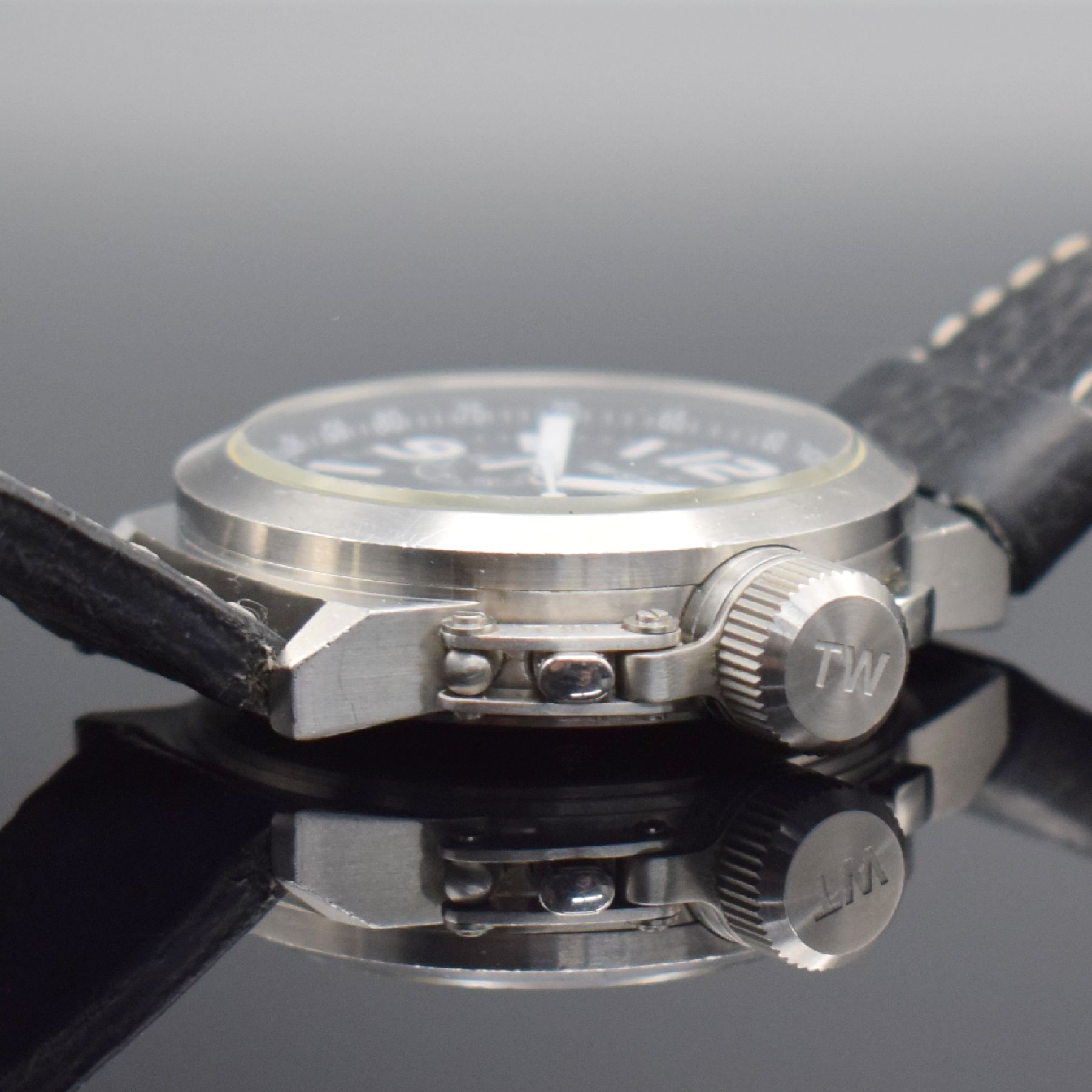 Detail e: TW STEEL Herrenarmbanduhr mit Chronograph in Stahl Referenz TW6, quarz, Krone unter verschr. Verschlusskappe, Boden verschr., neutr. Lederband m. ...