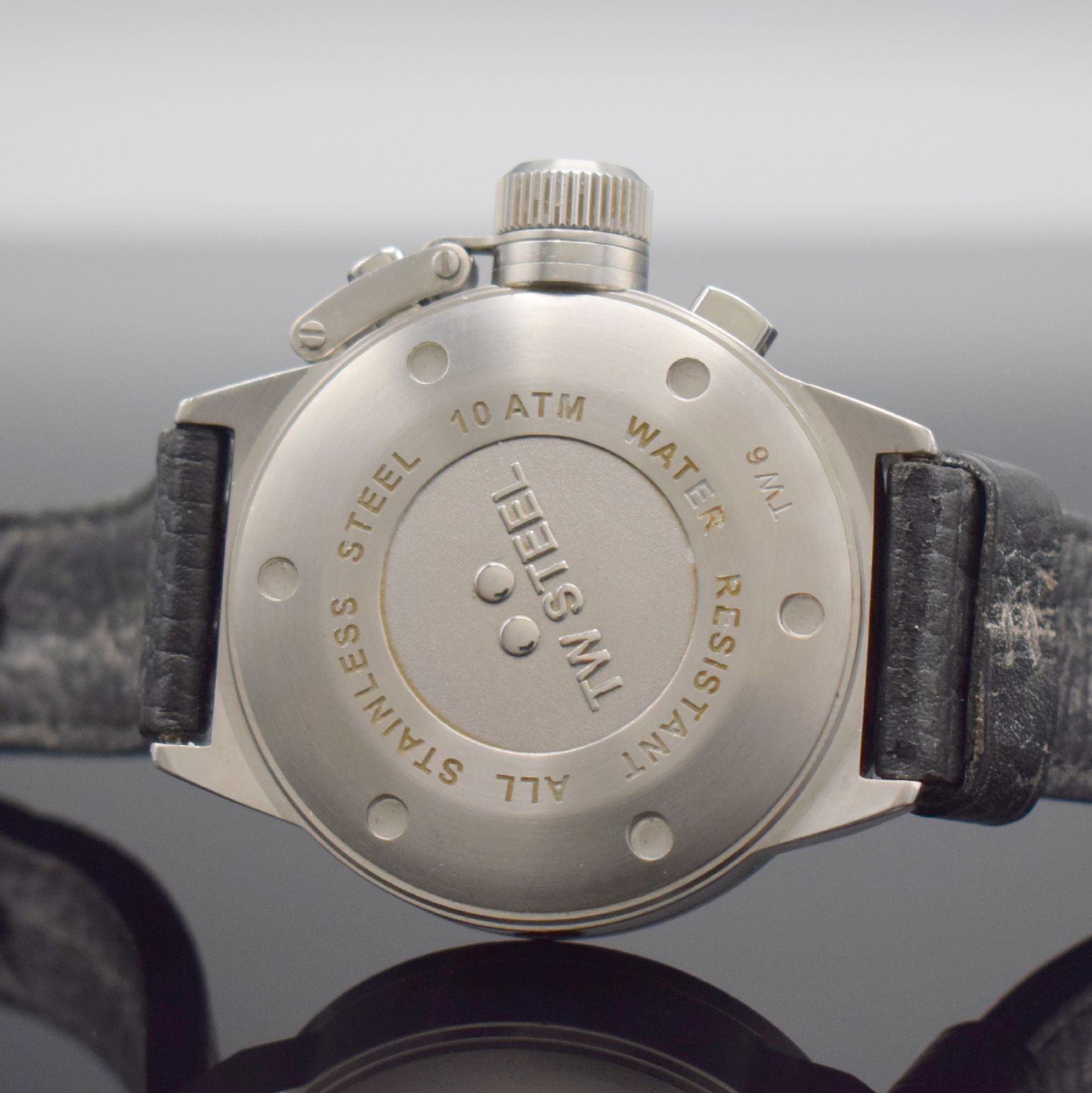Detail f: TW STEEL Herrenarmbanduhr mit Chronograph in Stahl Referenz TW6, quarz, Krone unter verschr. Verschlusskappe, Boden verschr., neutr. Lederband m. ...