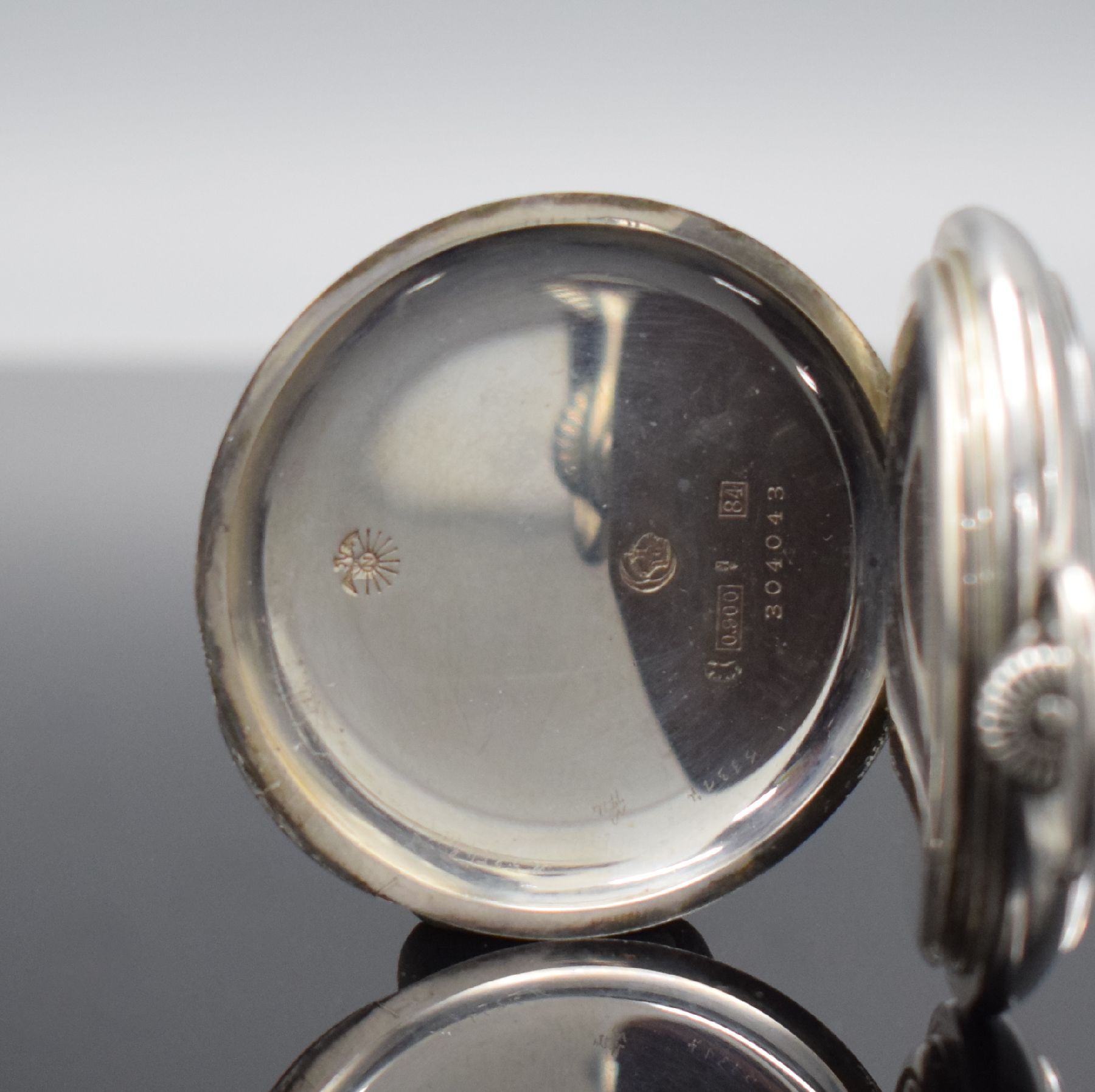 Detail b: ULYSSE NARDIN offene Taschenuhr in Silber, Schweiz um 1914, Kronenaufzug, 900/000 Silber , guill. Rückseite, Emailzifferbl. riss., arab. Zahlen, ...