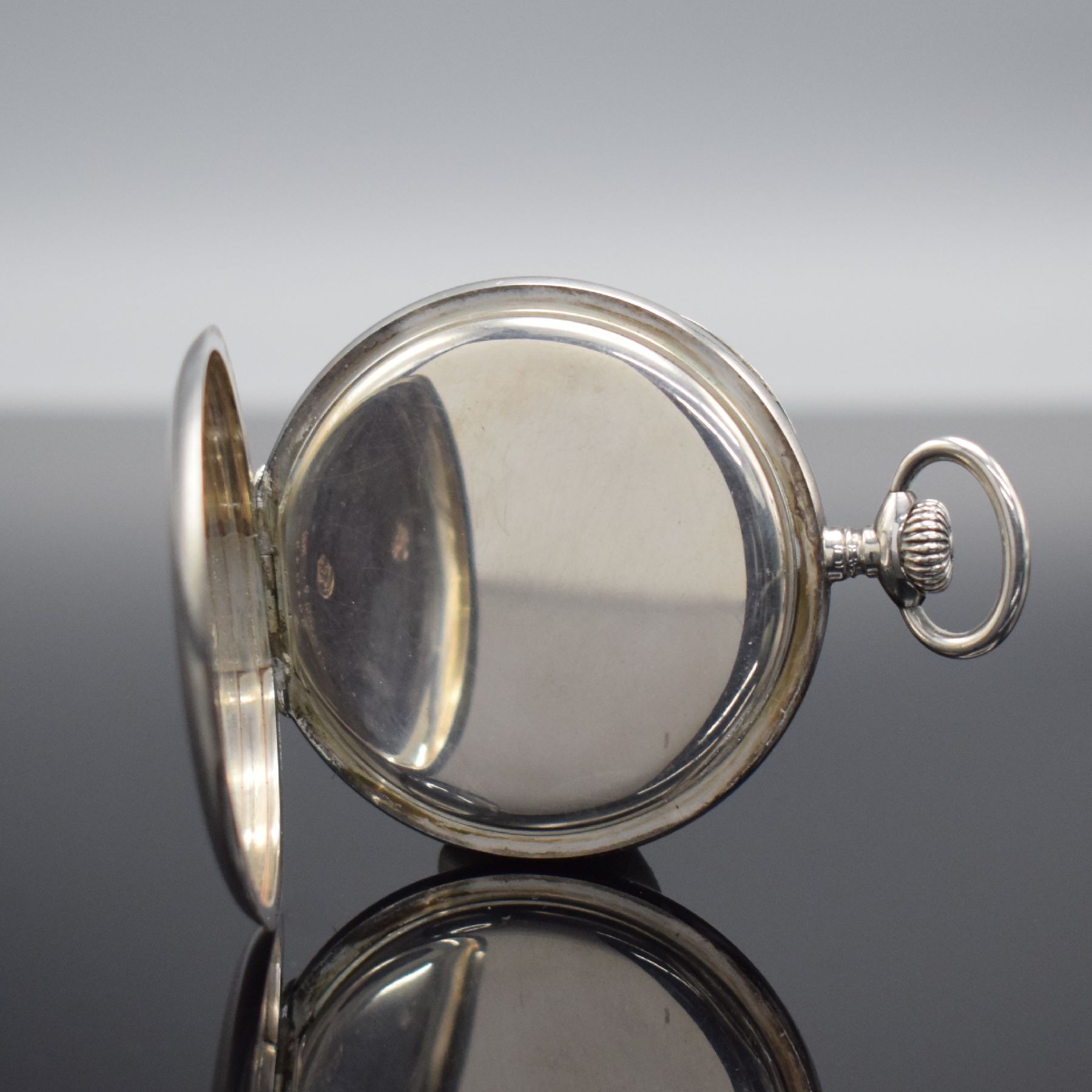 Detail c: ULYSSE NARDIN offene Taschenuhr in Silber, Schweiz um 1914, Kronenaufzug, 900/000 Silber , guill. Rückseite, Emailzifferbl. riss., arab. Zahlen, ...
