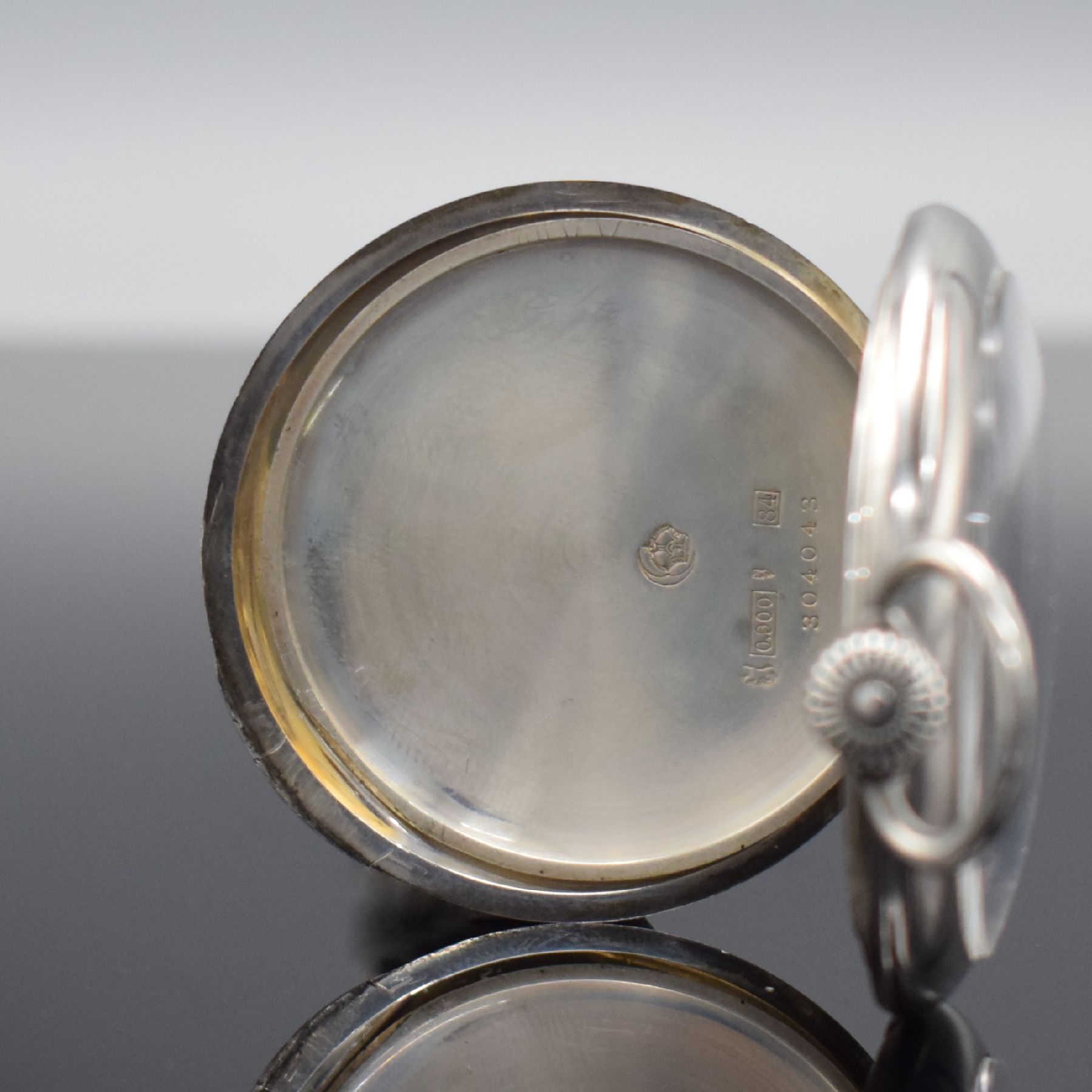 Detail d: ULYSSE NARDIN offene Taschenuhr in Silber, Schweiz um 1914, Kronenaufzug, 900/000 Silber , guill. Rückseite, Emailzifferbl. riss., arab. Zahlen, ...