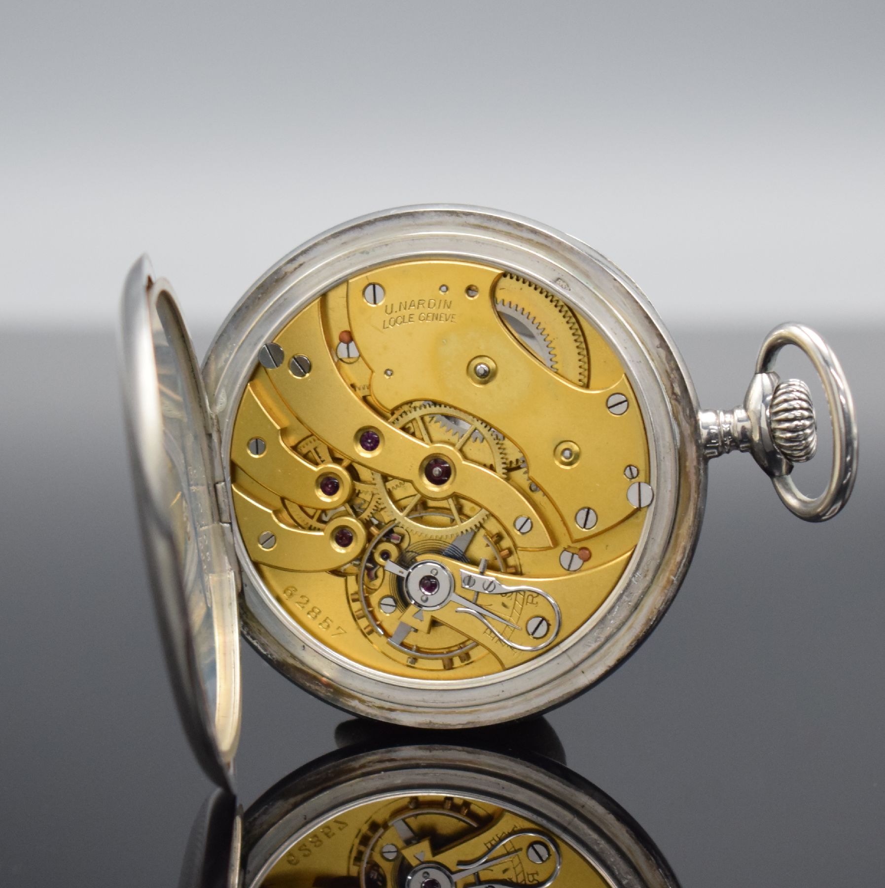 Detail e: ULYSSE NARDIN offene Taschenuhr in Silber, Schweiz um 1914, Kronenaufzug, 900/000 Silber , guill. Rückseite, Emailzifferbl. riss., arab. Zahlen, ...