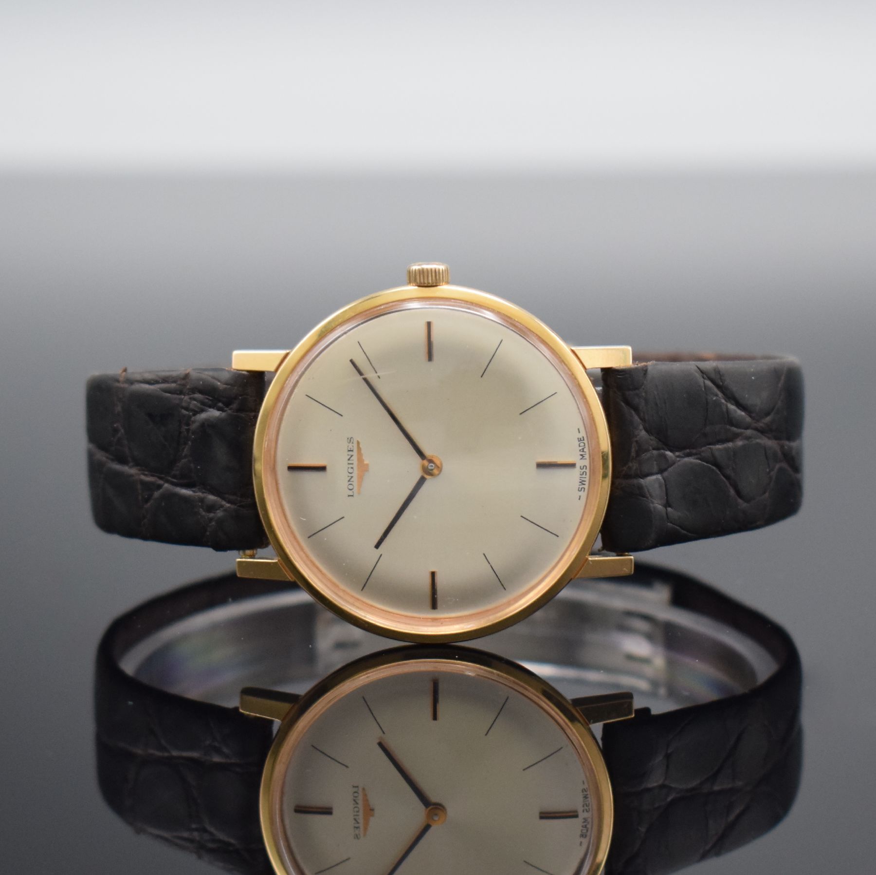 LONGINES Herrenarmbanduhr in RG 750/000 Referenz 7824 3, Schweiz um 1968, Handaufzug, Stülpgeh., silb. Zifferbl., schwarze Zeiger, Kal. 428, 17 St., ...