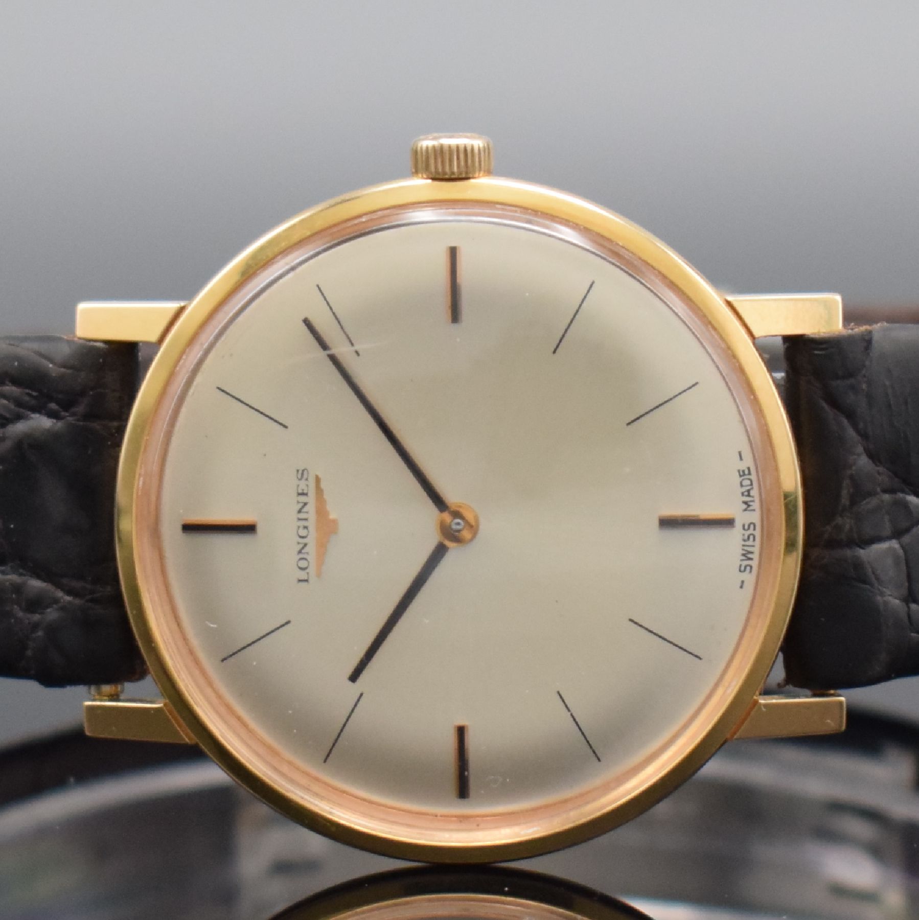 Detail a: LONGINES Herrenarmbanduhr in RG 750/000 Referenz 7824 3, Schweiz um 1968, Handaufzug, Stülpgeh., silb. Zifferbl., schwarze Zeiger, Kal. 428, 17 St., ...