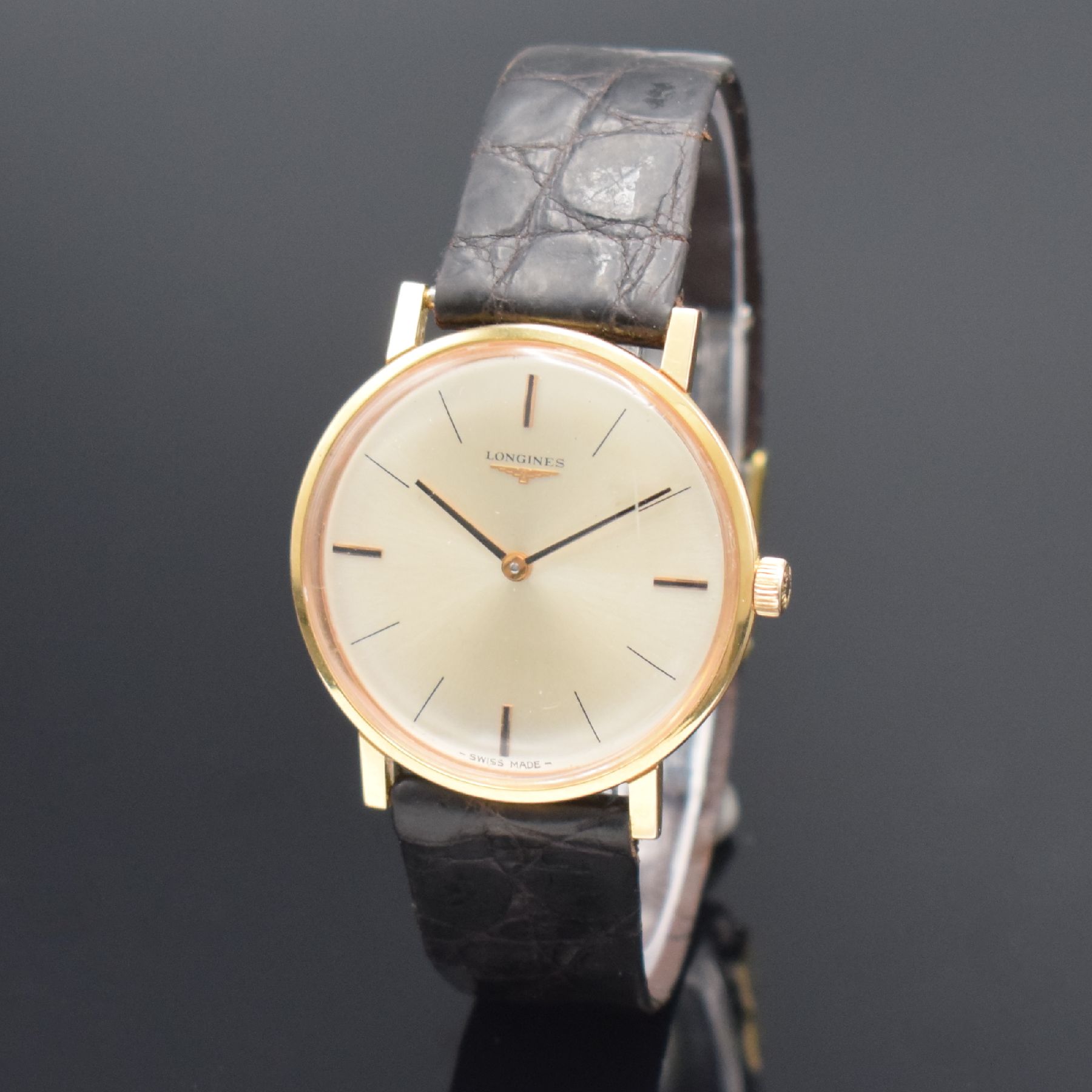 Detail b: LONGINES Herrenarmbanduhr in RG 750/000 Referenz 7824 3, Schweiz um 1968, Handaufzug, Stülpgeh., silb. Zifferbl., schwarze Zeiger, Kal. 428, 17 St., ...