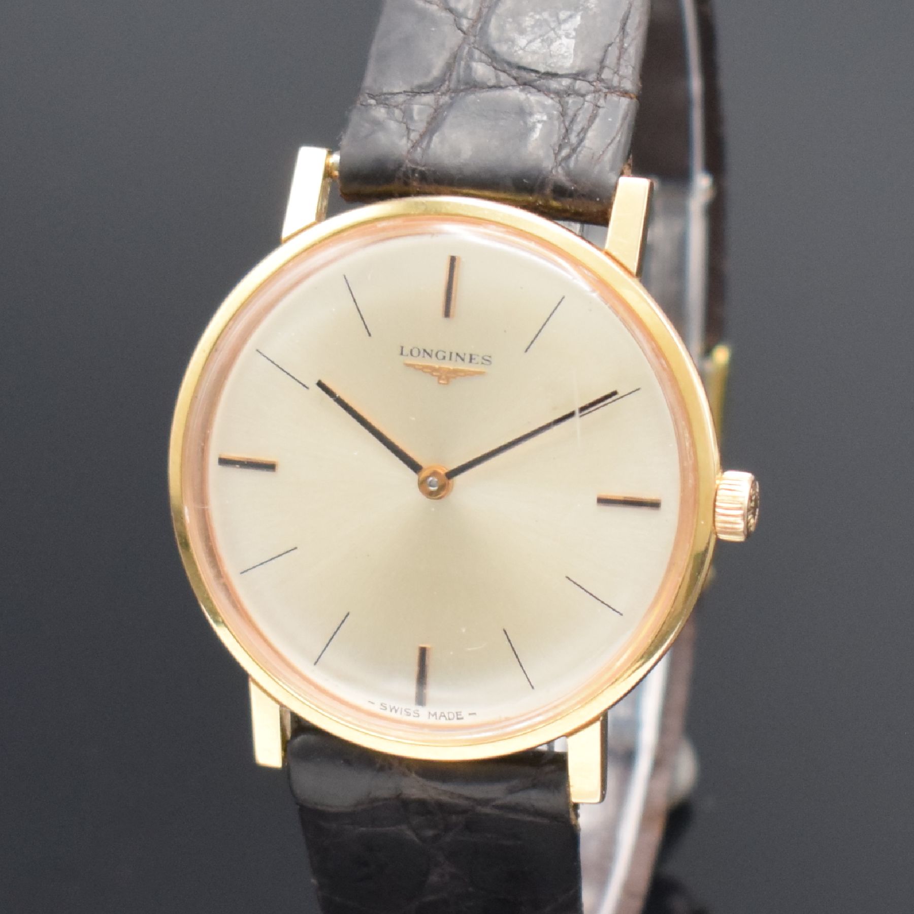 Detail c: LONGINES Herrenarmbanduhr in RG 750/000 Referenz 7824 3, Schweiz um 1968, Handaufzug, Stülpgeh., silb. Zifferbl., schwarze Zeiger, Kal. 428, 17 St., ...